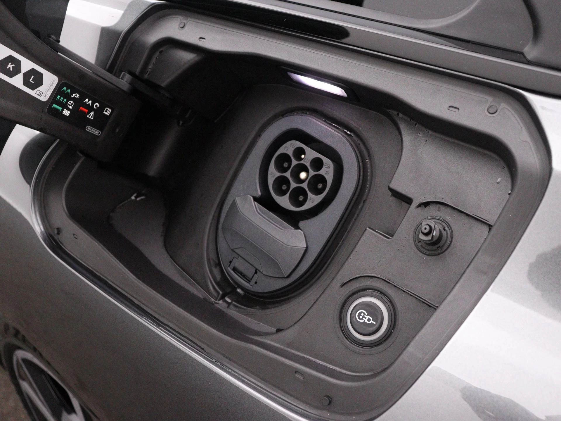 Audi-A6 Avant e-tron-image-24