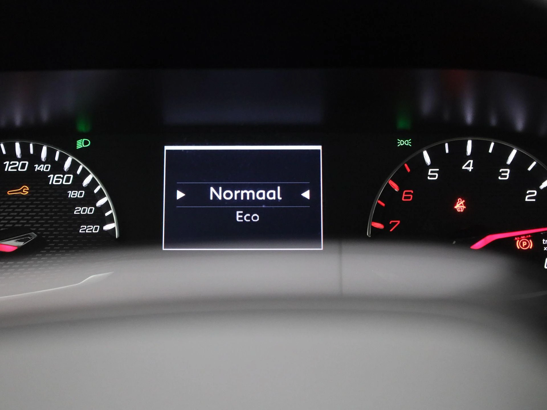 Peugeot-208-image-28