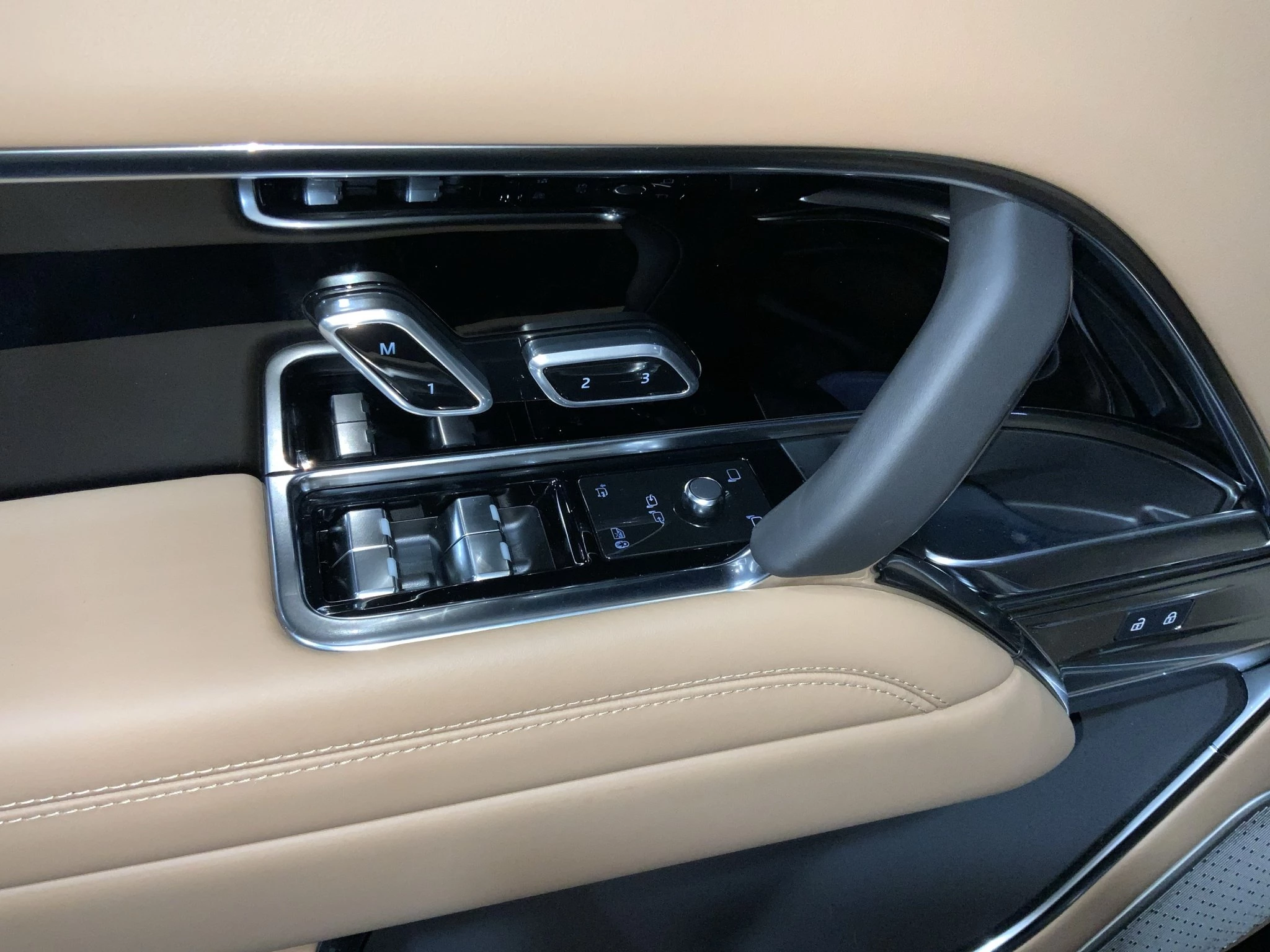 Land Rover-Range Rover-image-16