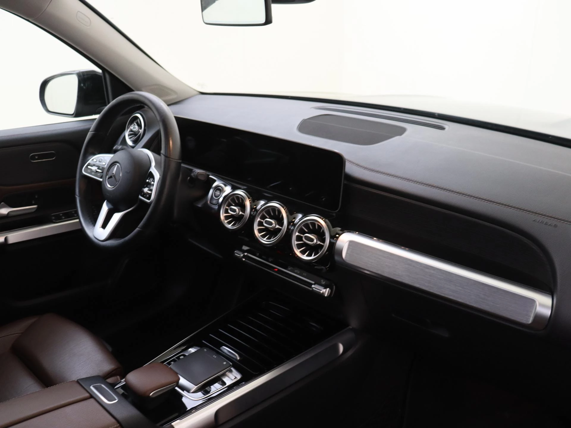 Mercedes-Benz-GLB-image-4