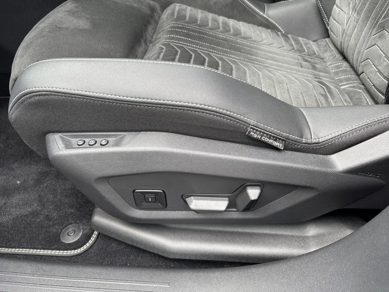 Peugeot 3008 1.6 HYBRID 195 e-DSC7 GT