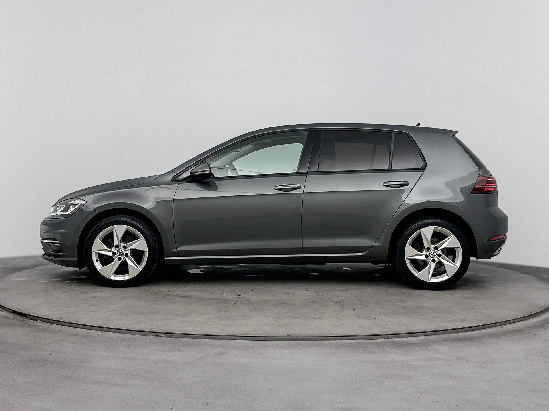 Volkswagen-Golf-image-1