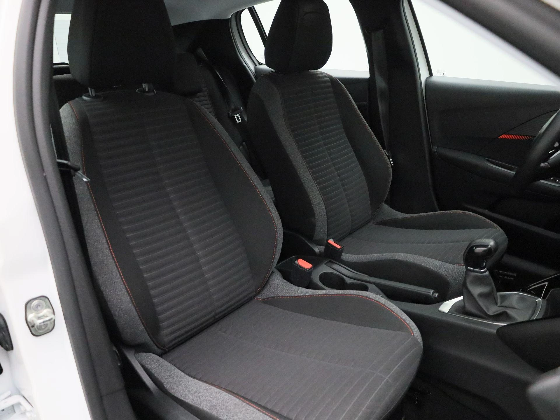 Peugeot-208-image-28