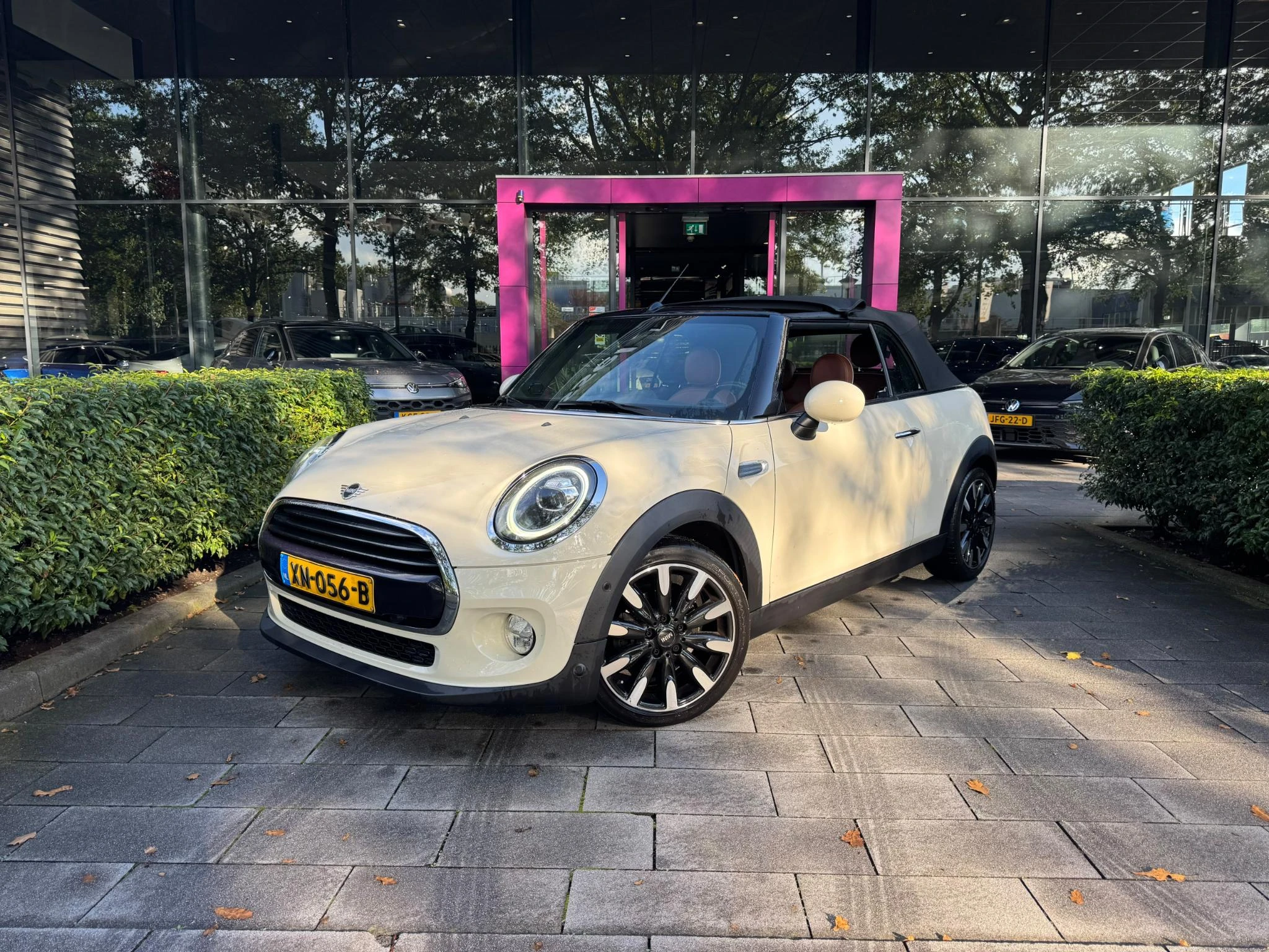 MINI-Cooper Cabrio-image-1