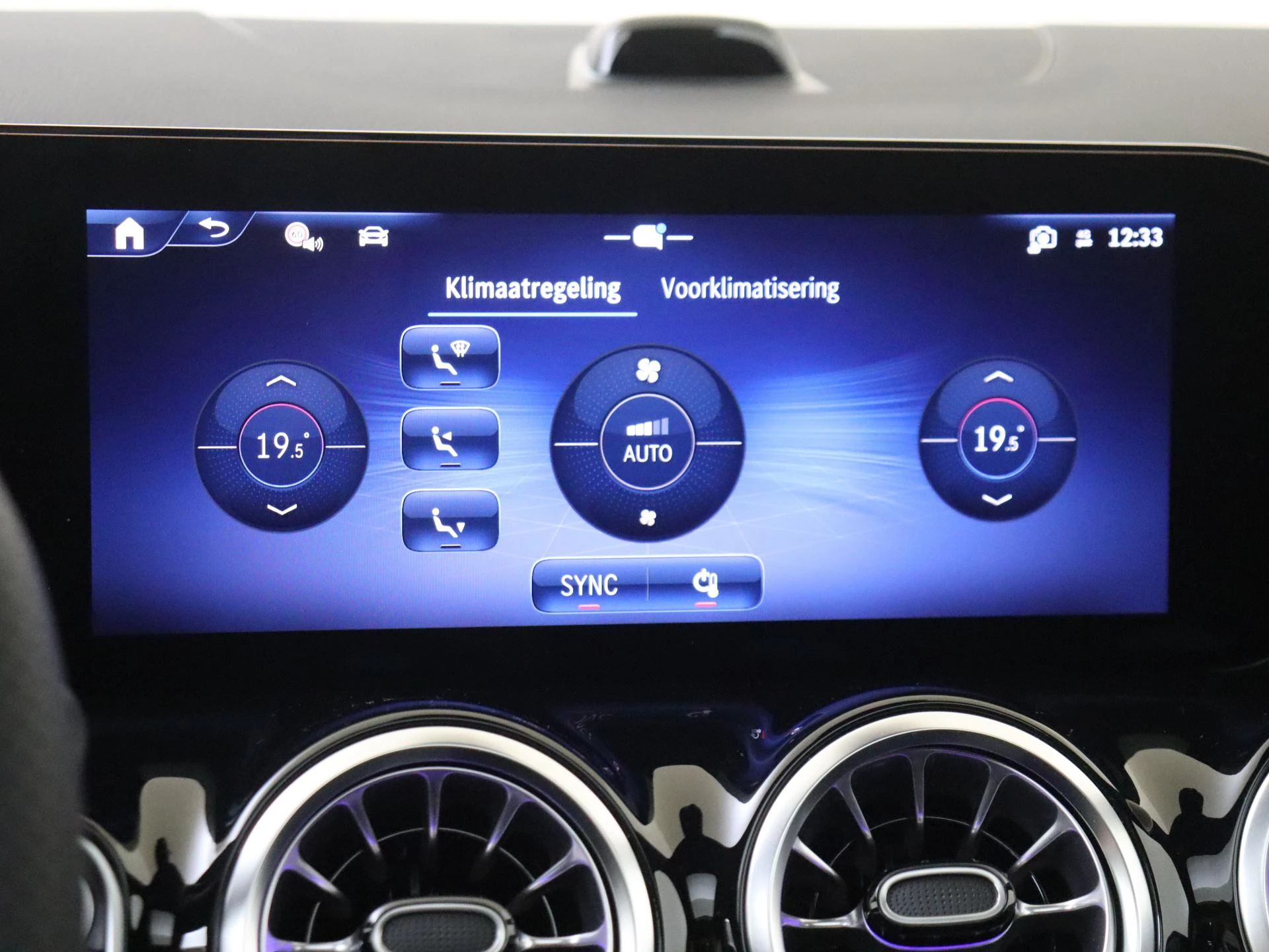 Mercedes-Benz-GLA-image-18