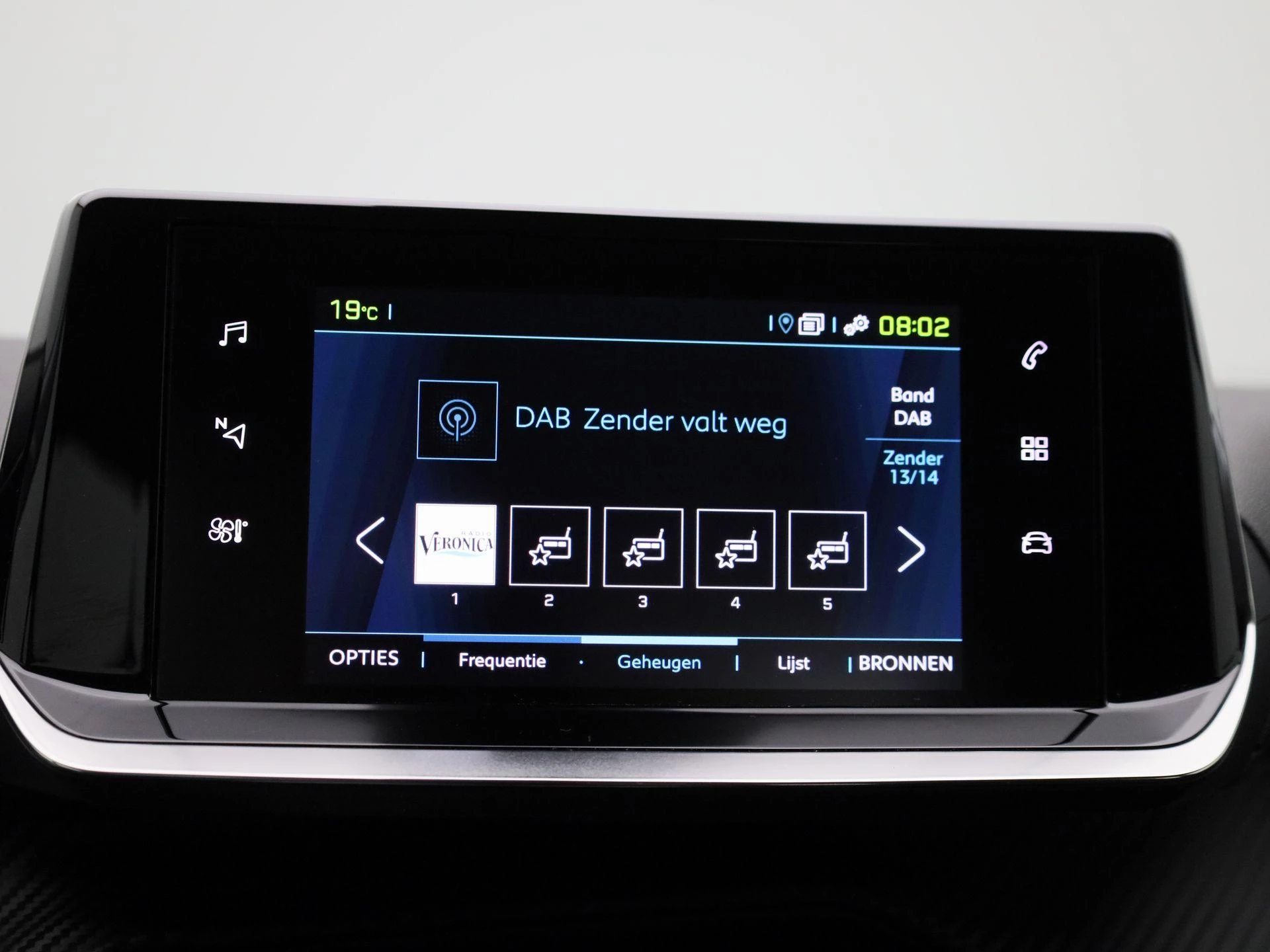 Peugeot-e-208-image-17