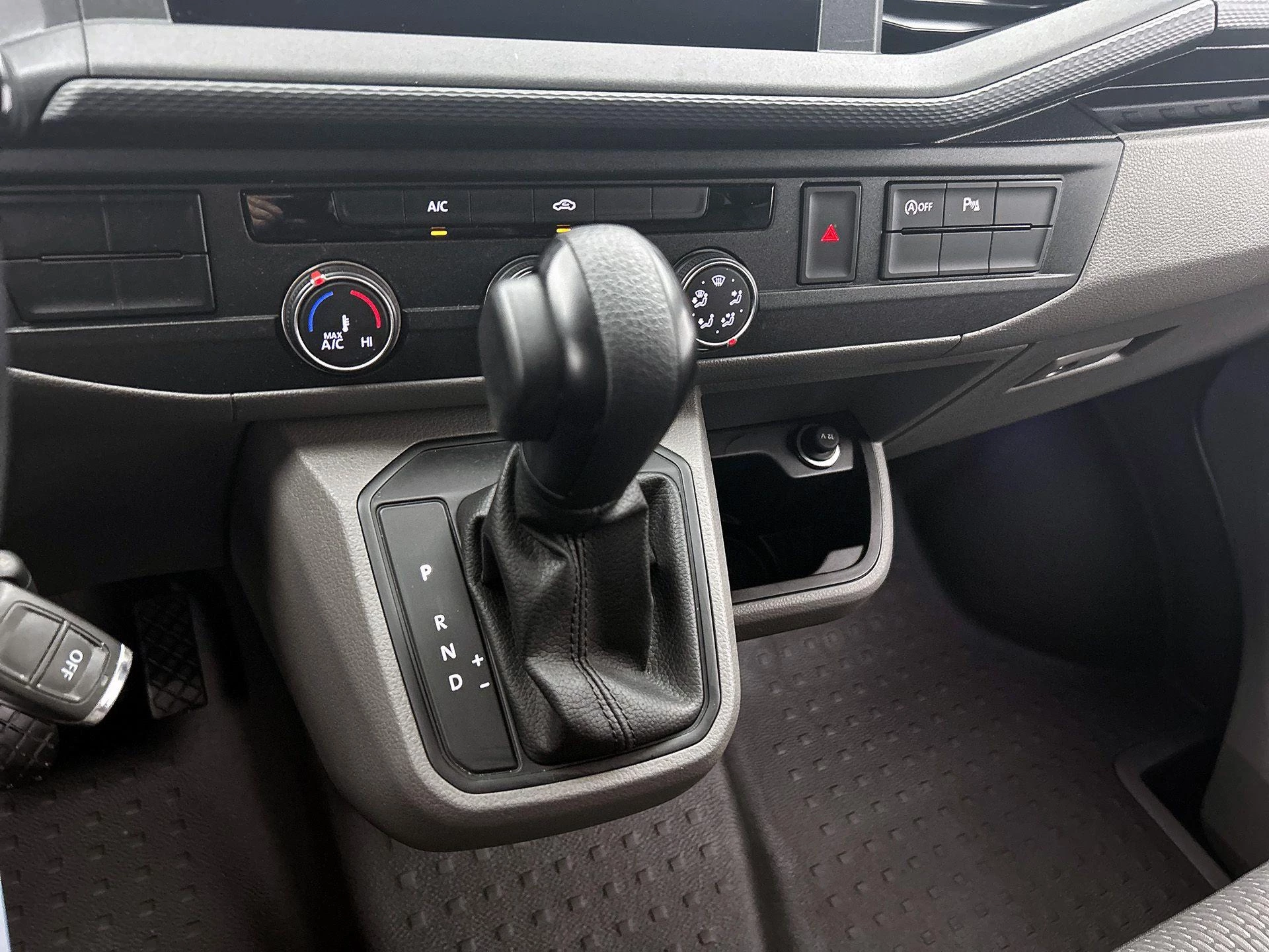Volkswagen-Transporter-image-24