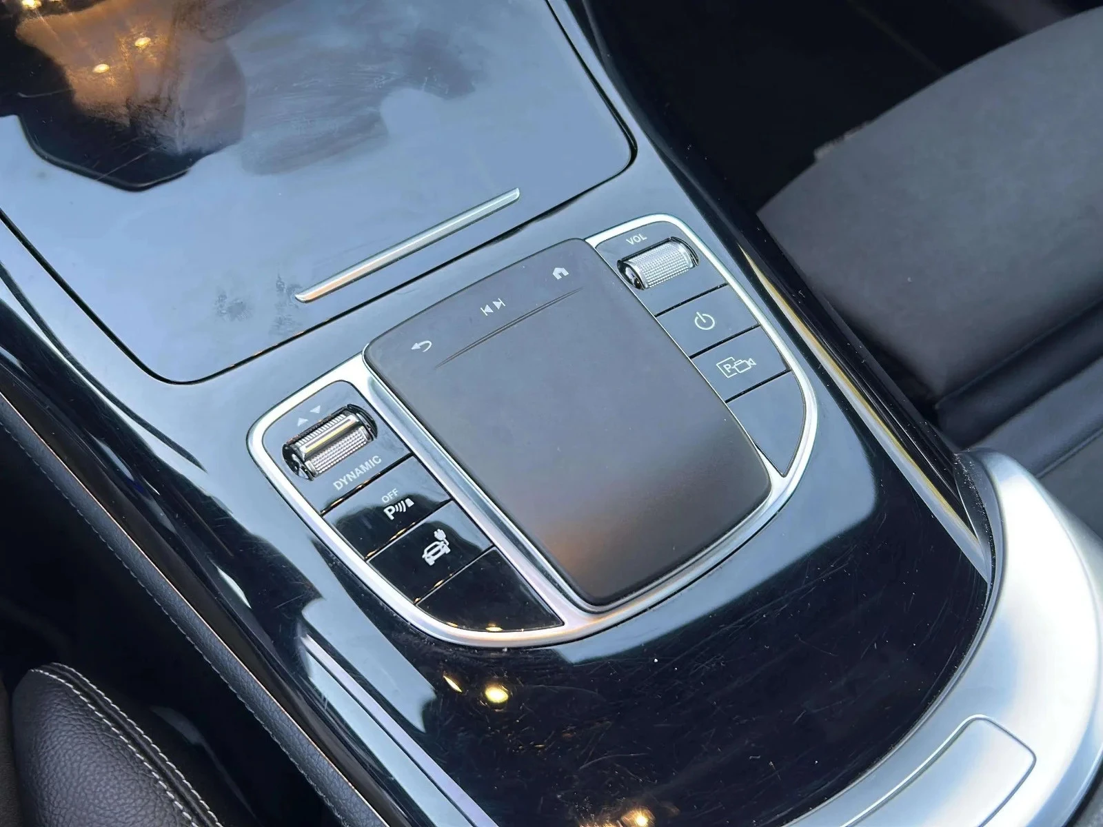 Mercedes-Benz-EQC-image-13