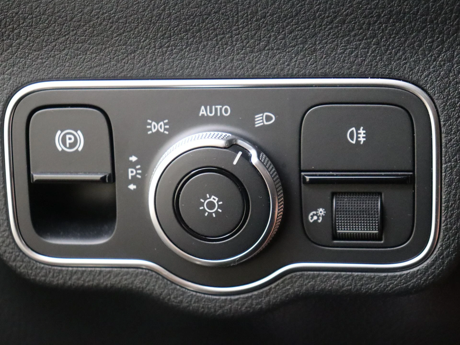 Mercedes-Benz-GLA-image-24