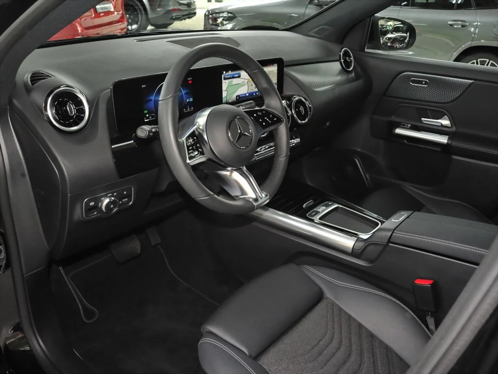 Mercedes-Benz-GLA 200 d-image-8