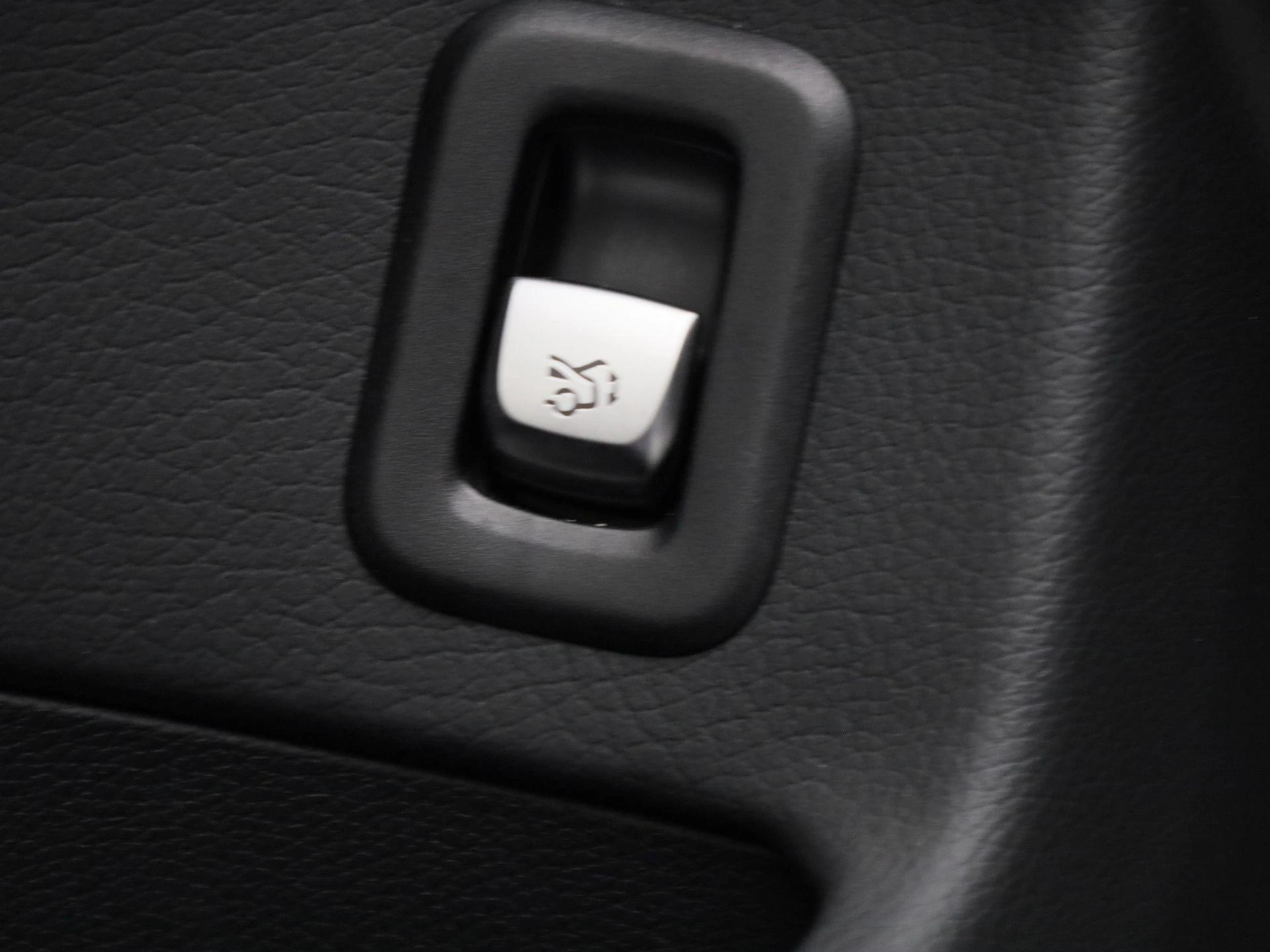 Mercedes-Benz-EQC-image-44