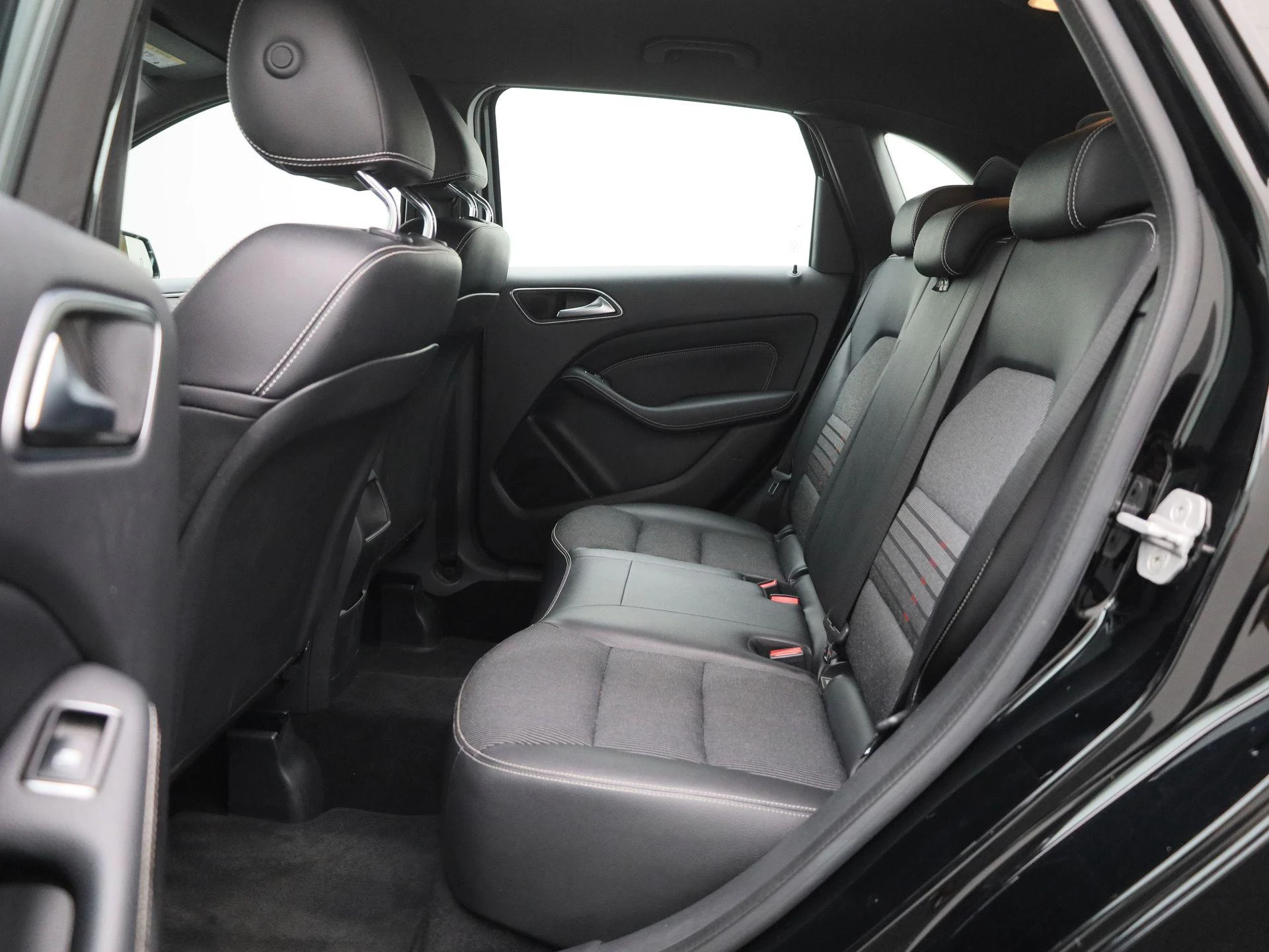 Mercedes-Benz-B-Klasse-image-11