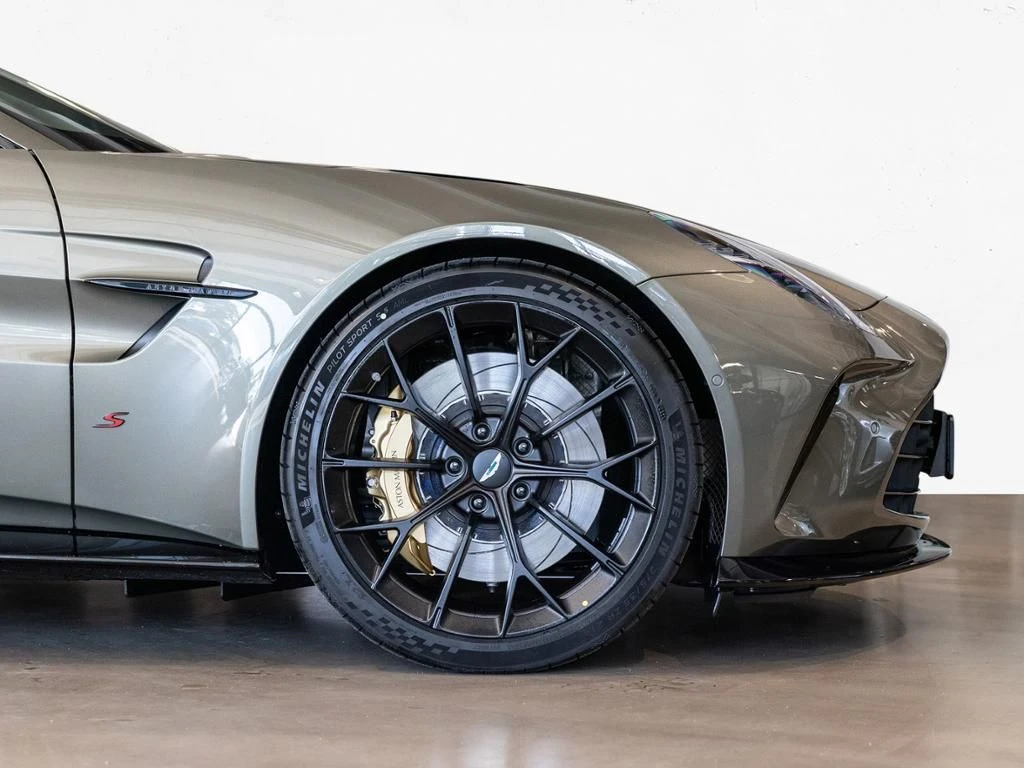 Aston Martin-V8 Vantage-image-4