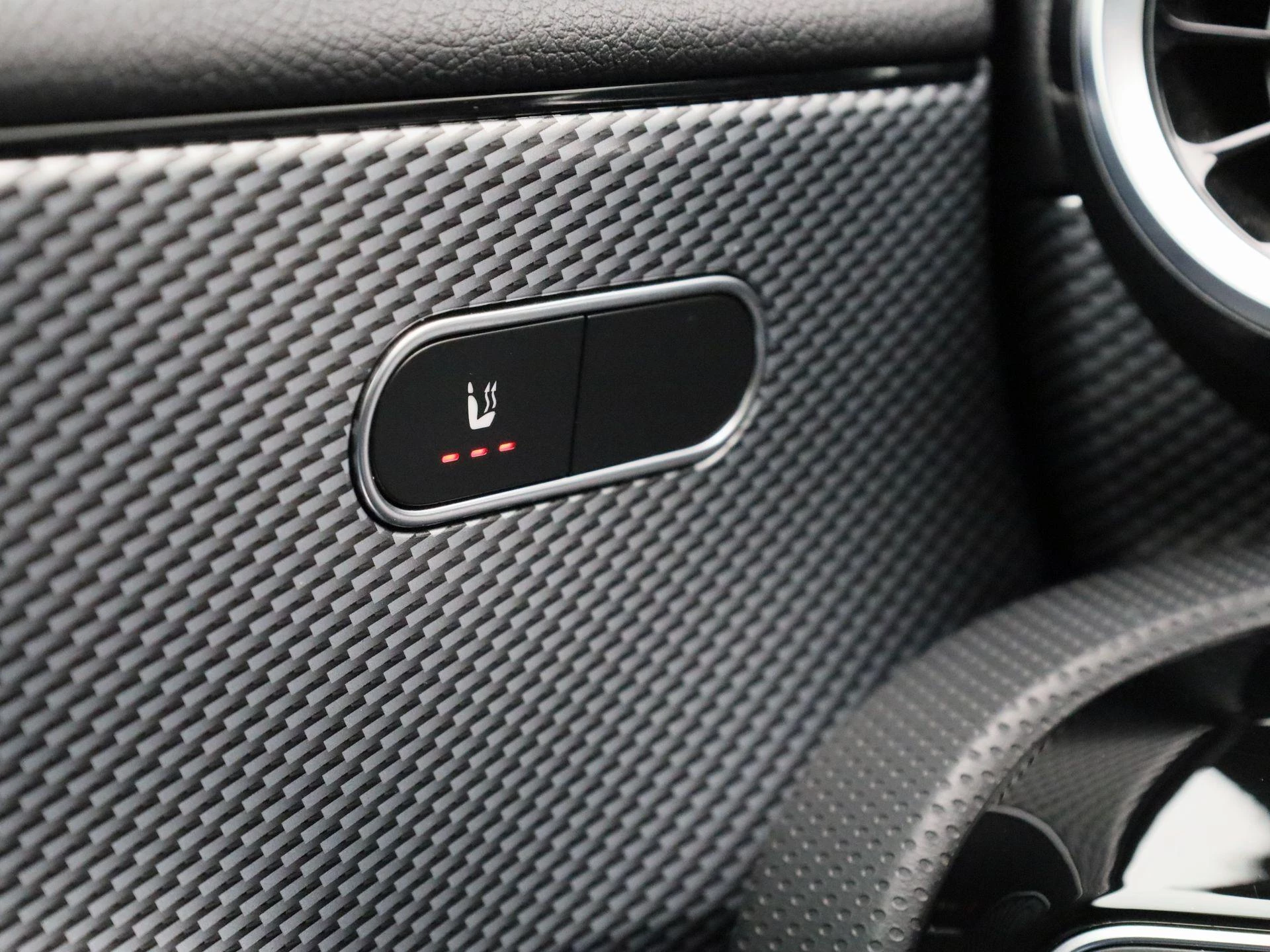 Mercedes-Benz-CLA-image-15