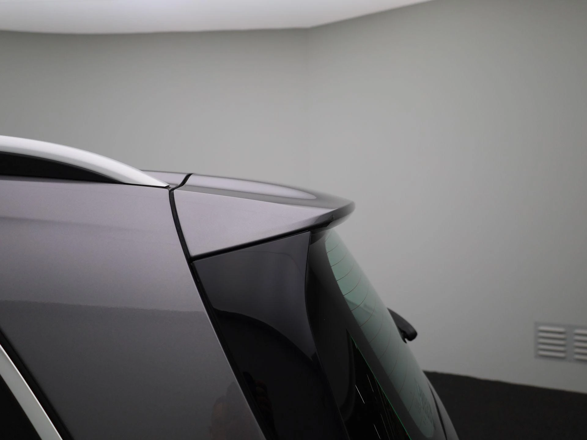 Mercedes-Benz-EQB-image-45
