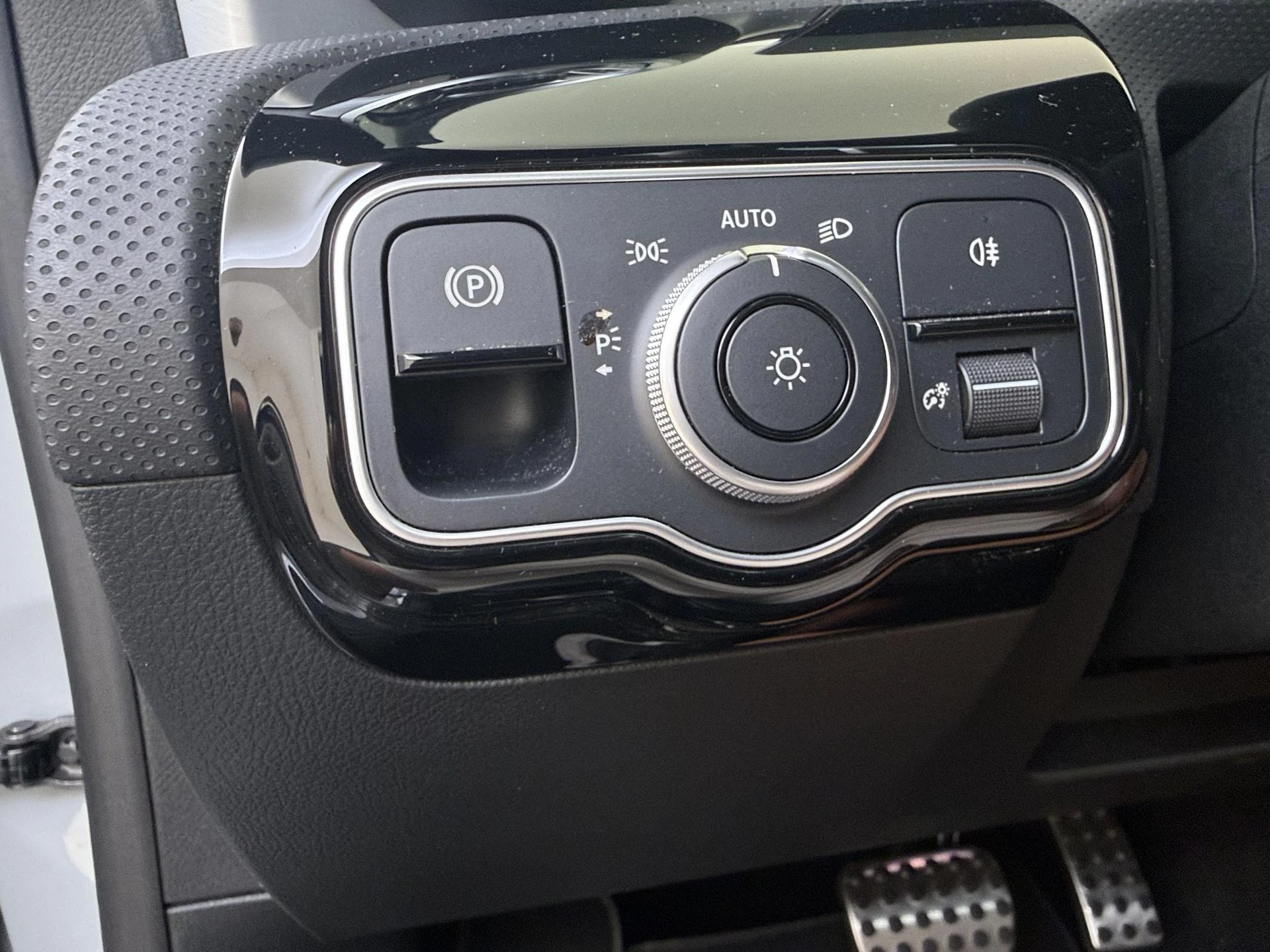 Mercedes-Benz-CLA-image-25