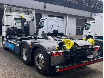 Mercedes-Benz-Actros-image-1