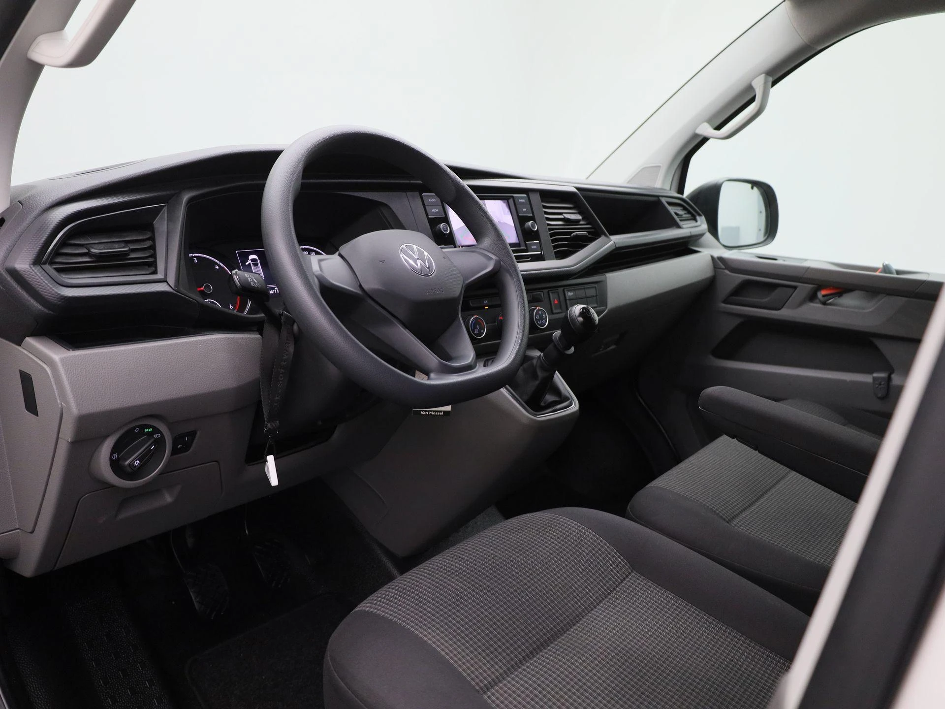 Volkswagen-Transporter-image-29