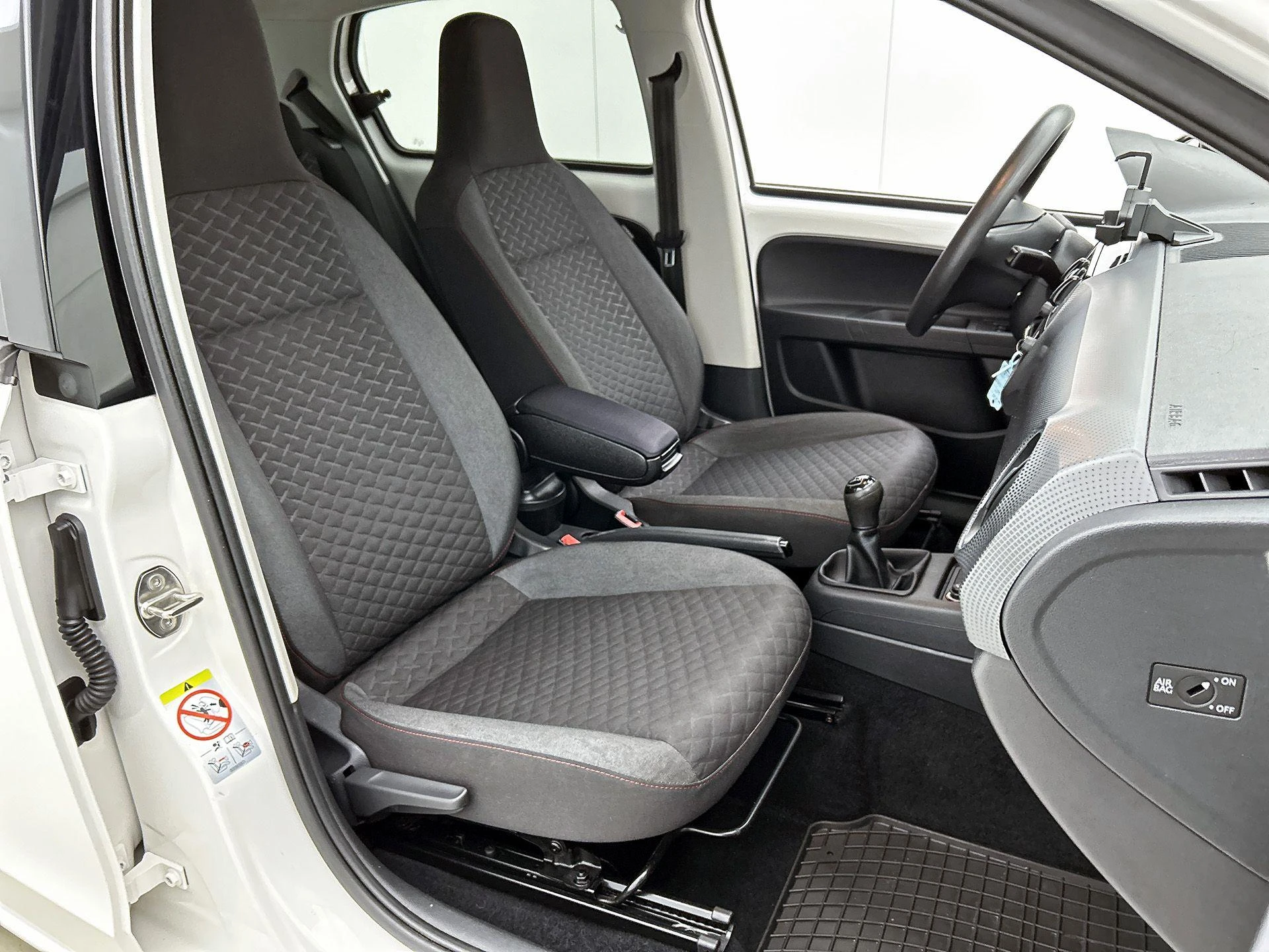 Volkswagen-up!-image-29