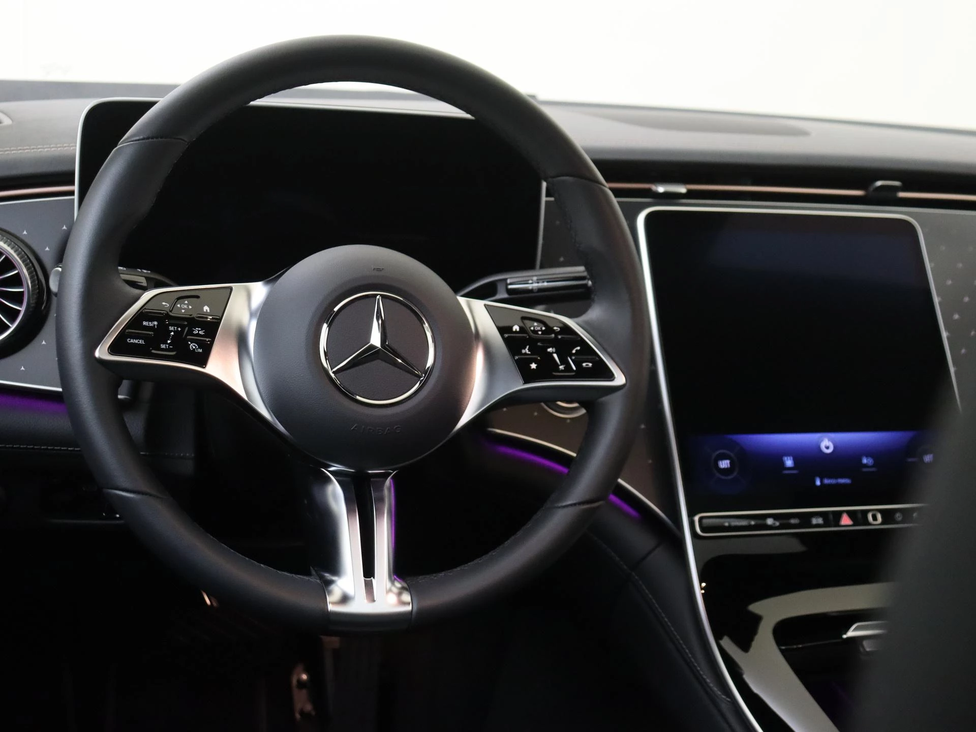 Mercedes-Benz-EQE-image-9
