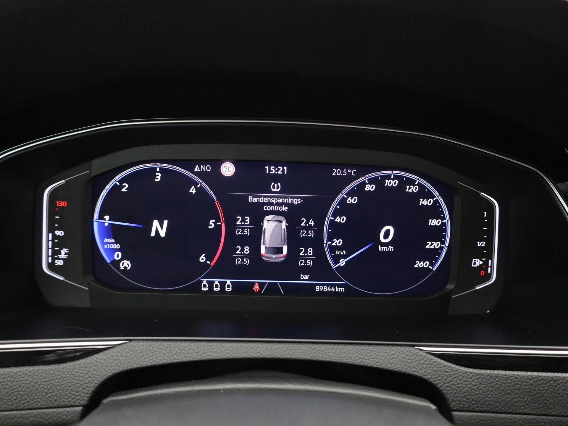Volkswagen-Passat-image-17
