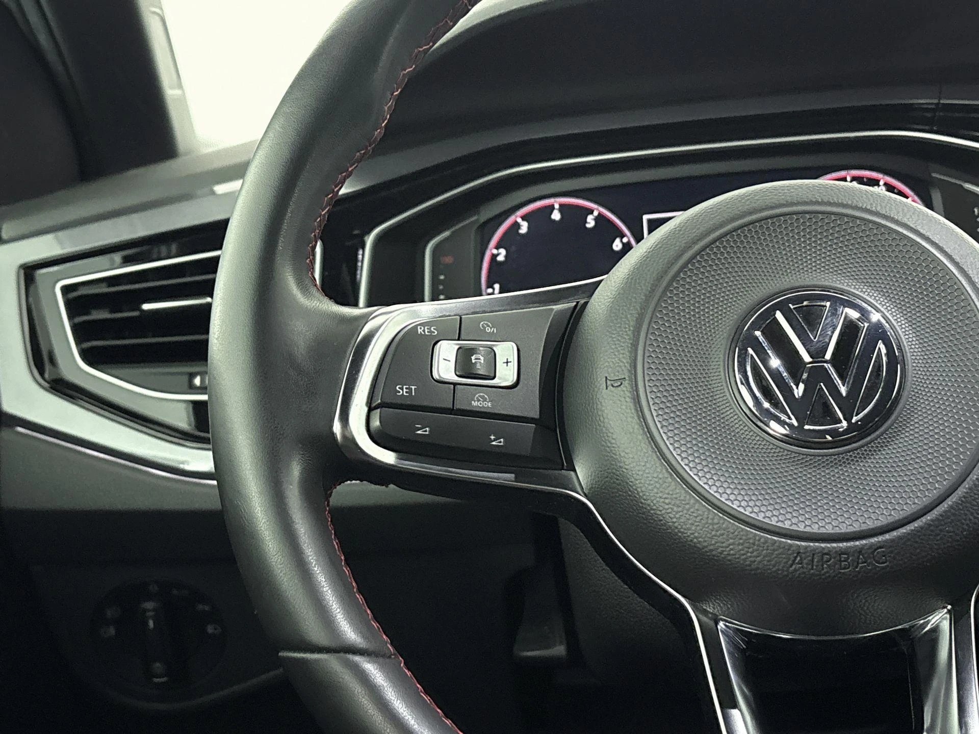 Volkswagen-Polo-image-5