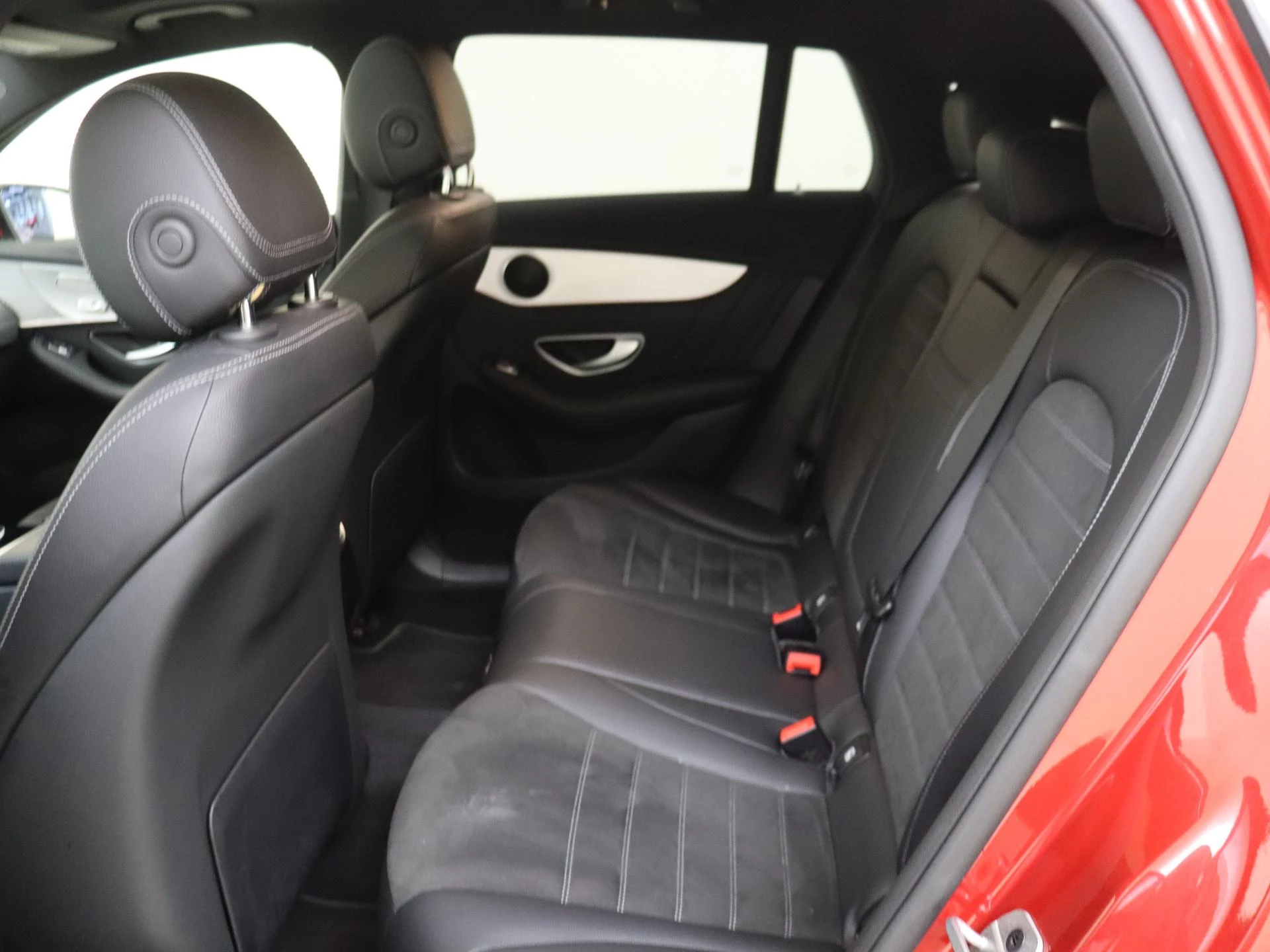 Mercedes-Benz-EQC-image-11