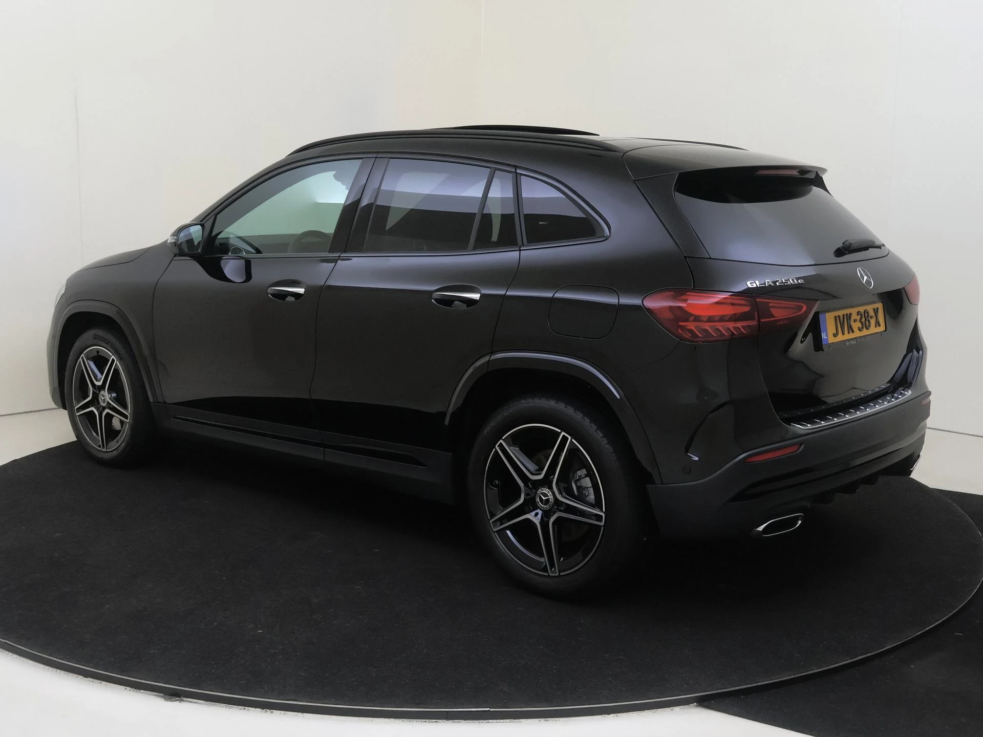 Mercedes-Benz-GLA-image-5