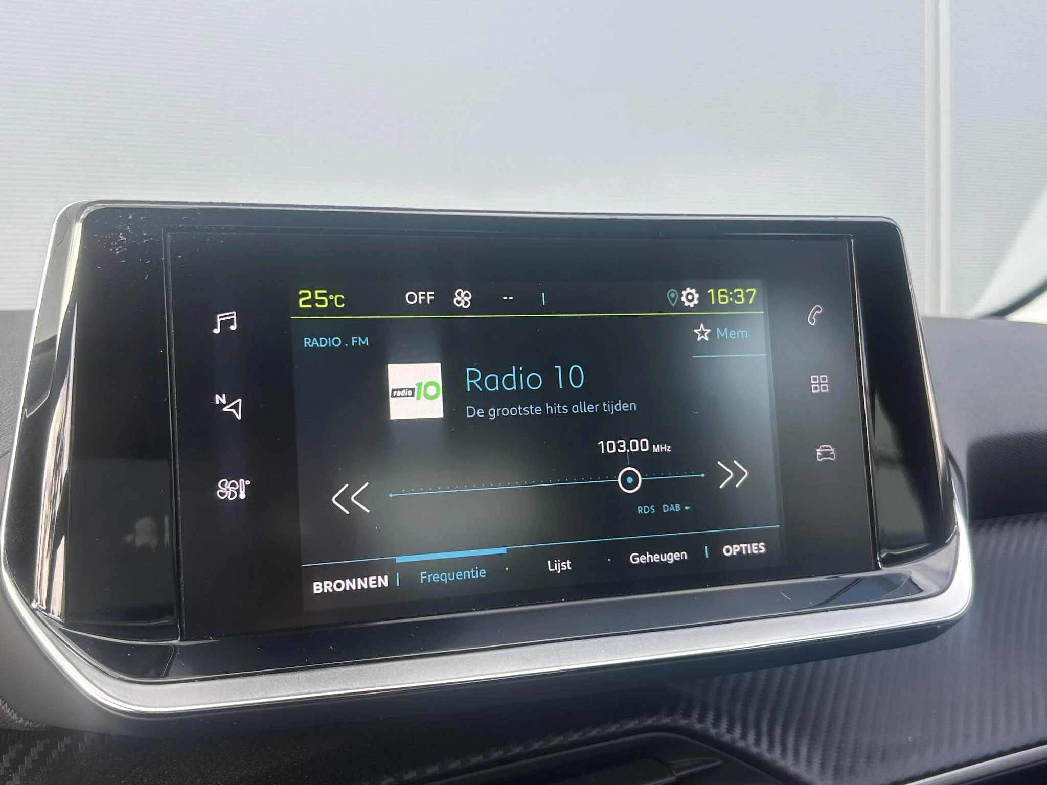 Peugeot-e-208-image-14