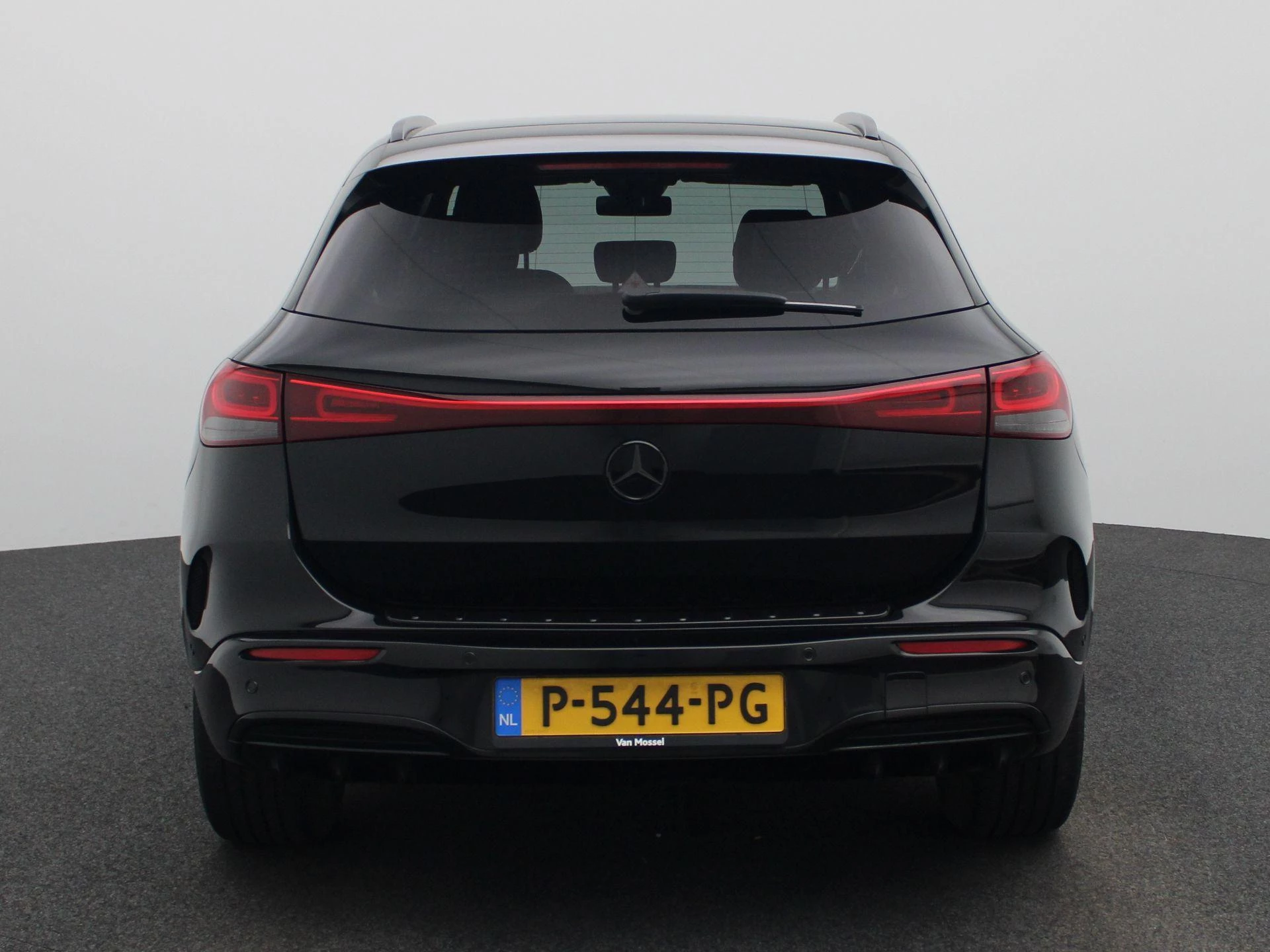 Mercedes-Benz-EQA-image-4