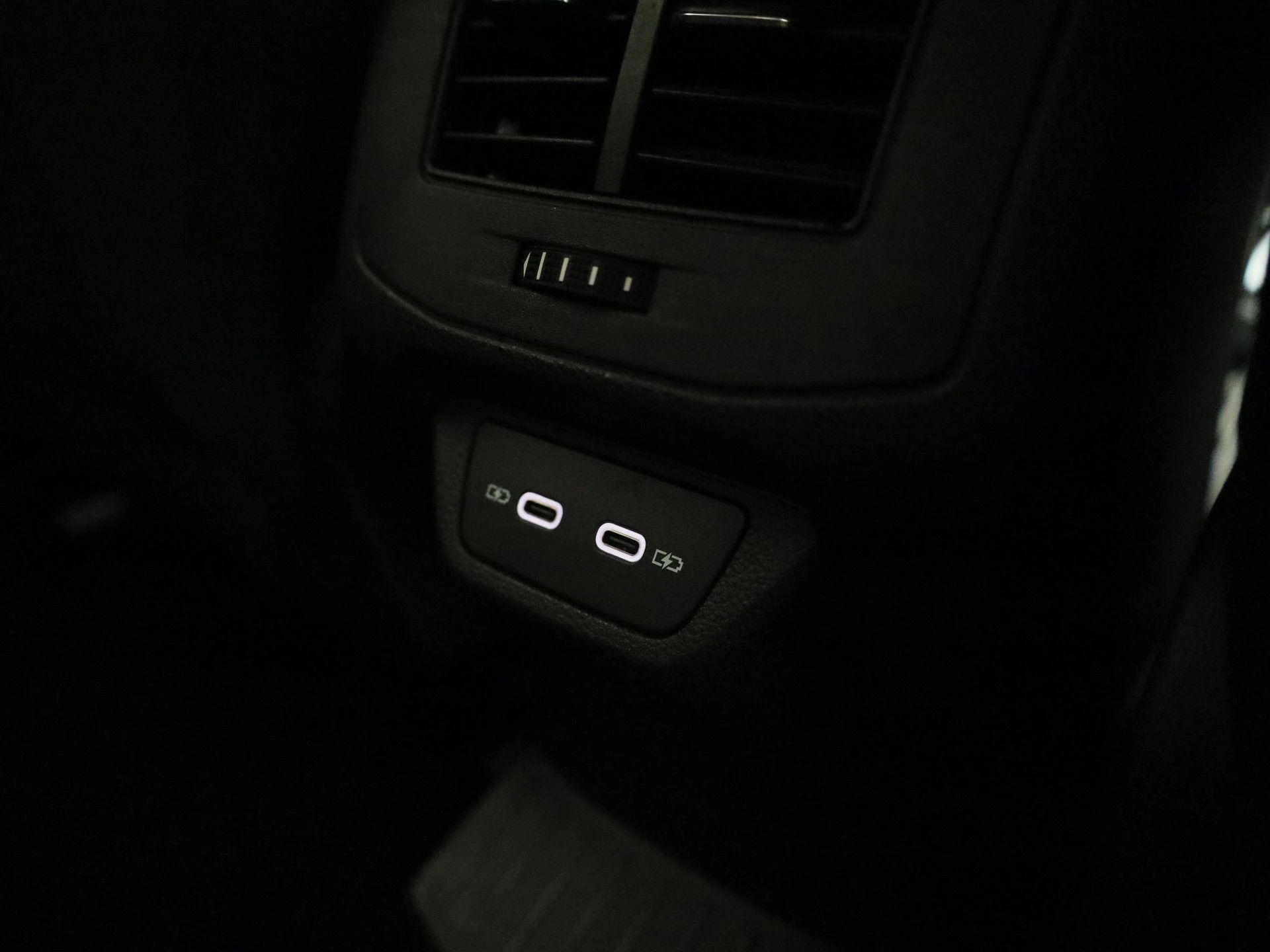Volkswagen-T-Roc-image-34