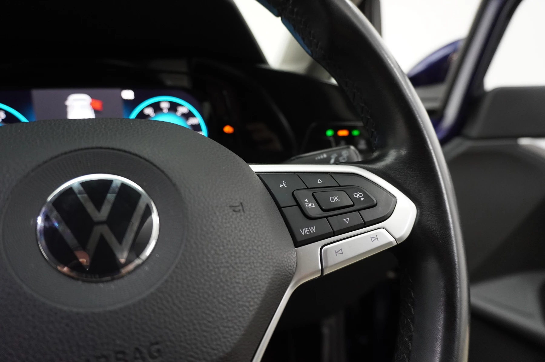 Volkswagen-Golf-image-27