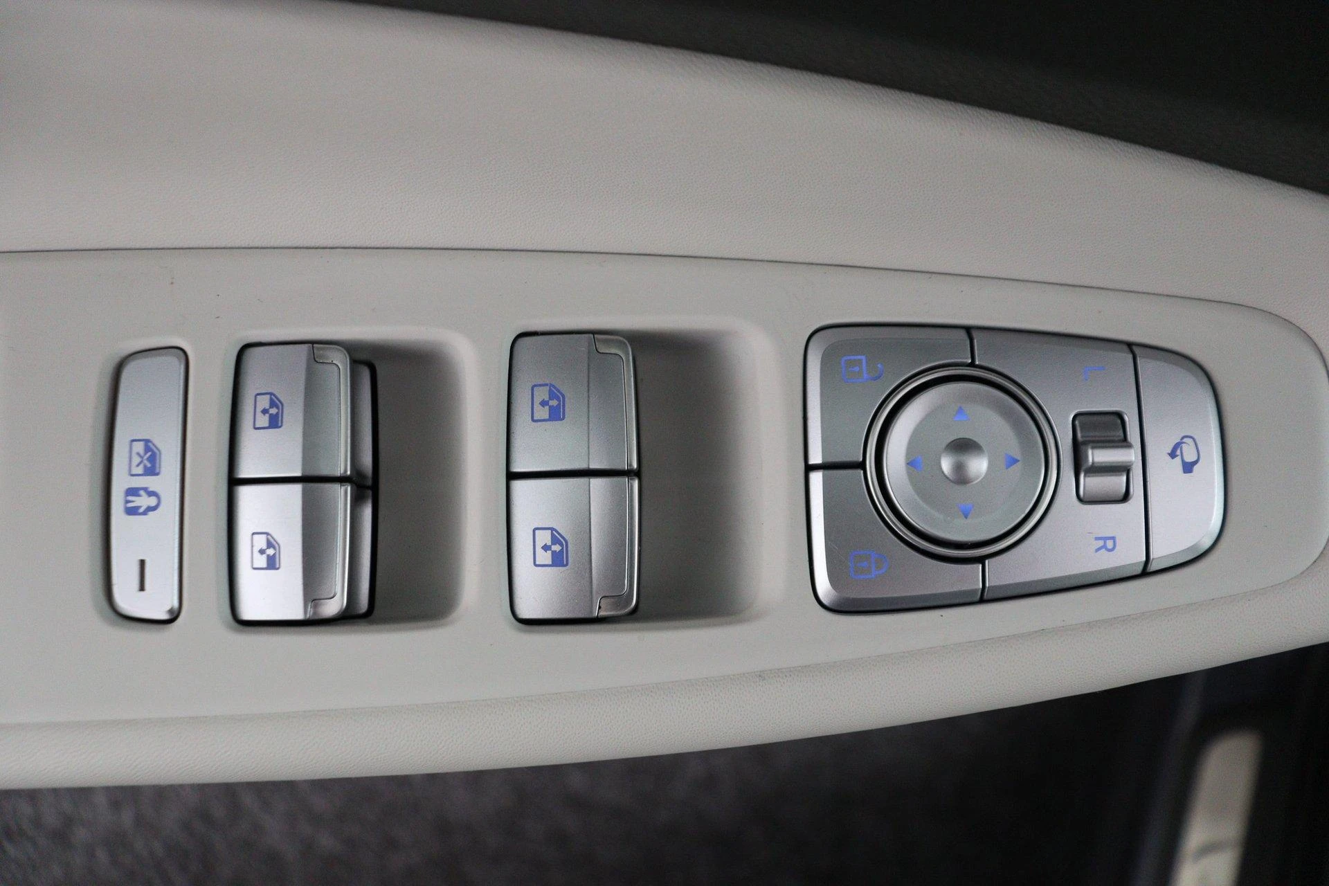 Hyundai-Santa Fe-image-20