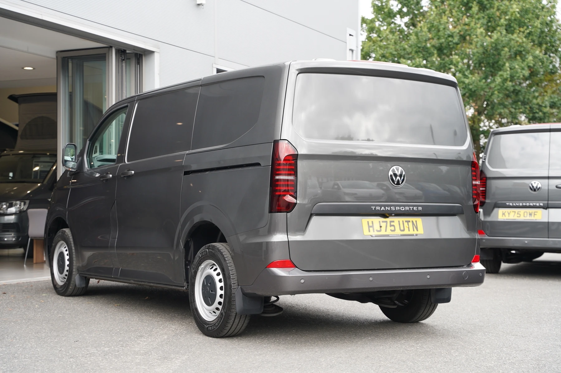 Volkswagen-Transporter-image-2