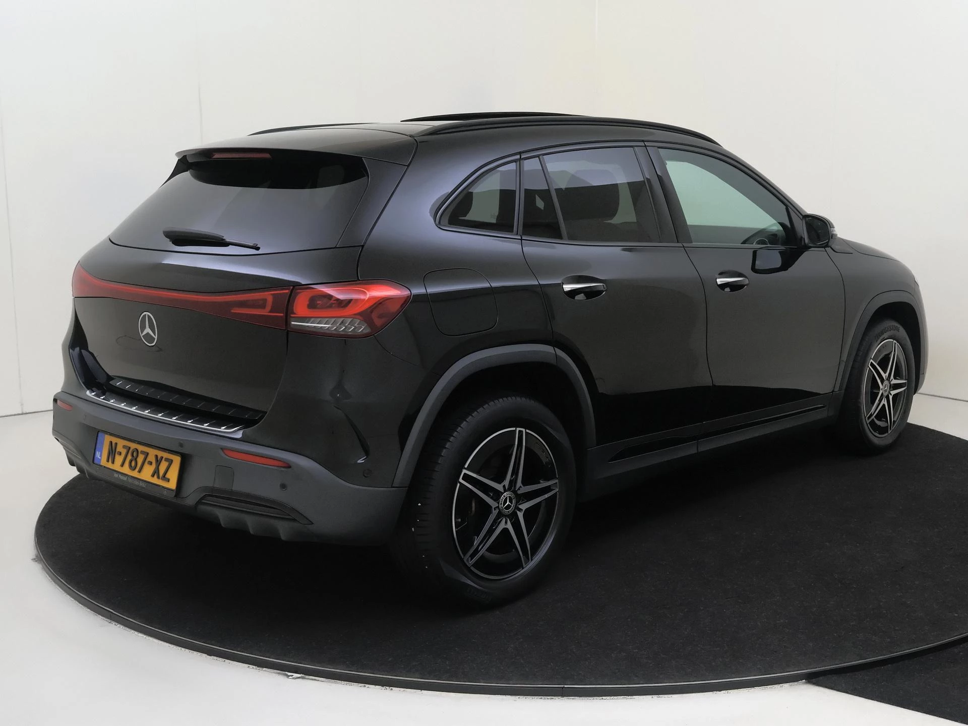 Mercedes-Benz-EQA-image-3