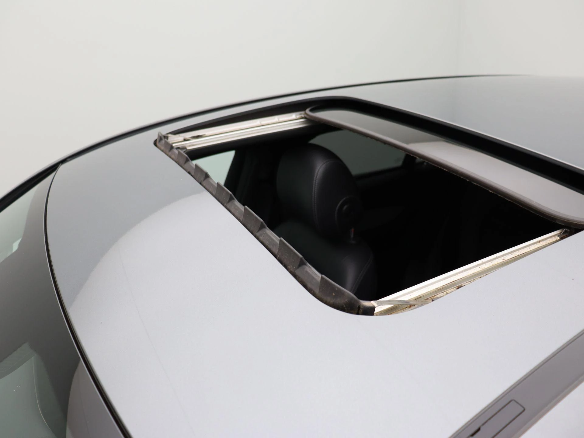 Mercedes-Benz-EQC-image-14