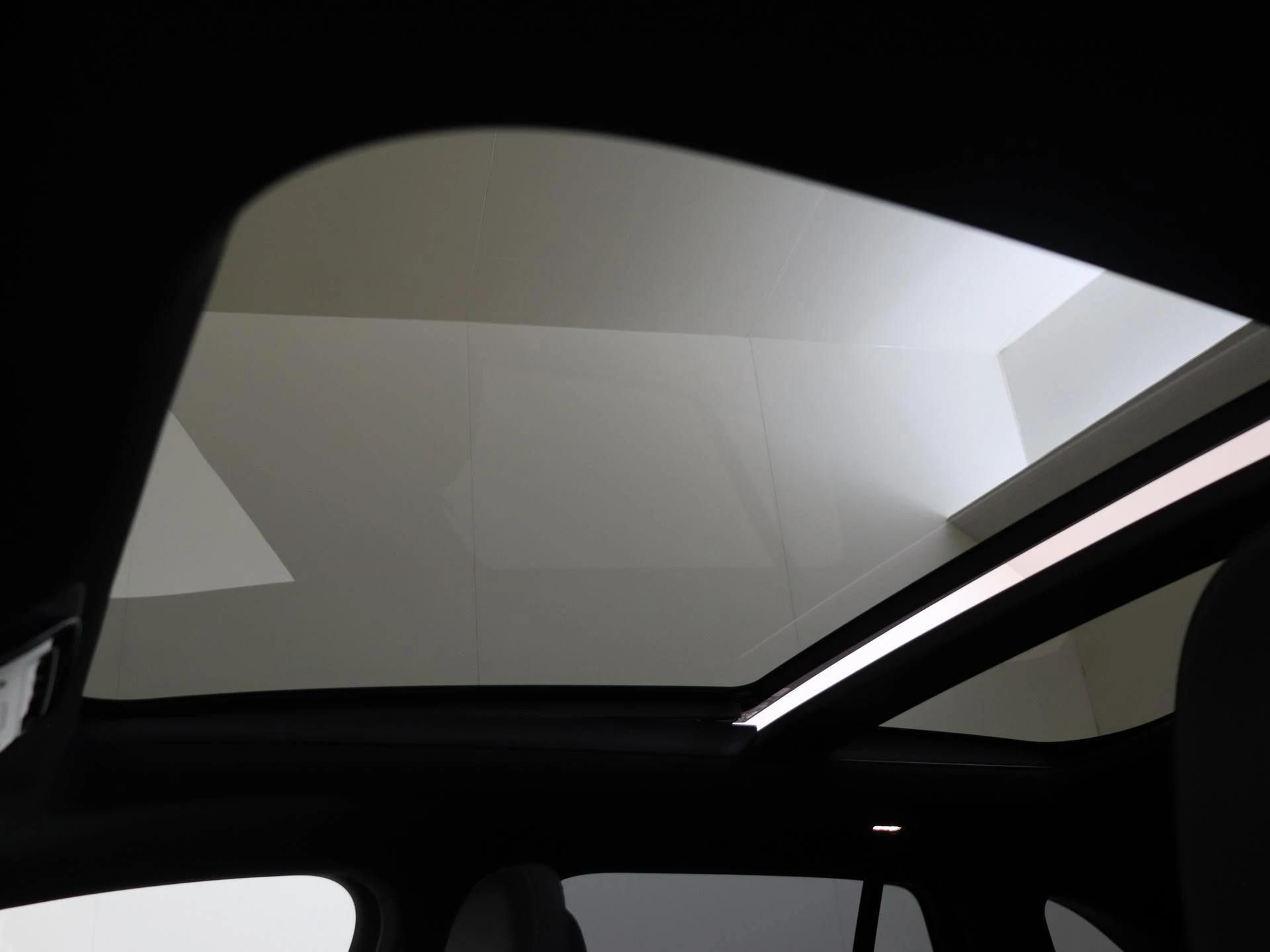 Mercedes-Benz-EQE-image-27