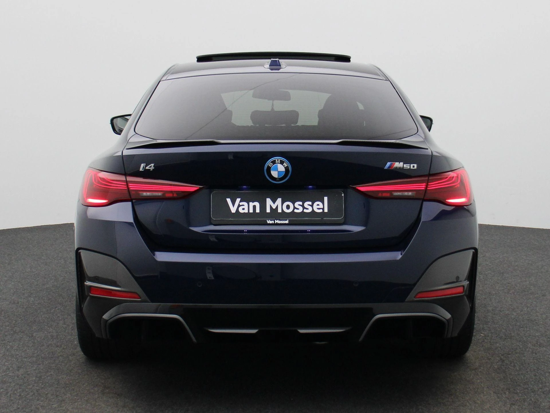 BMW-i4-image-4