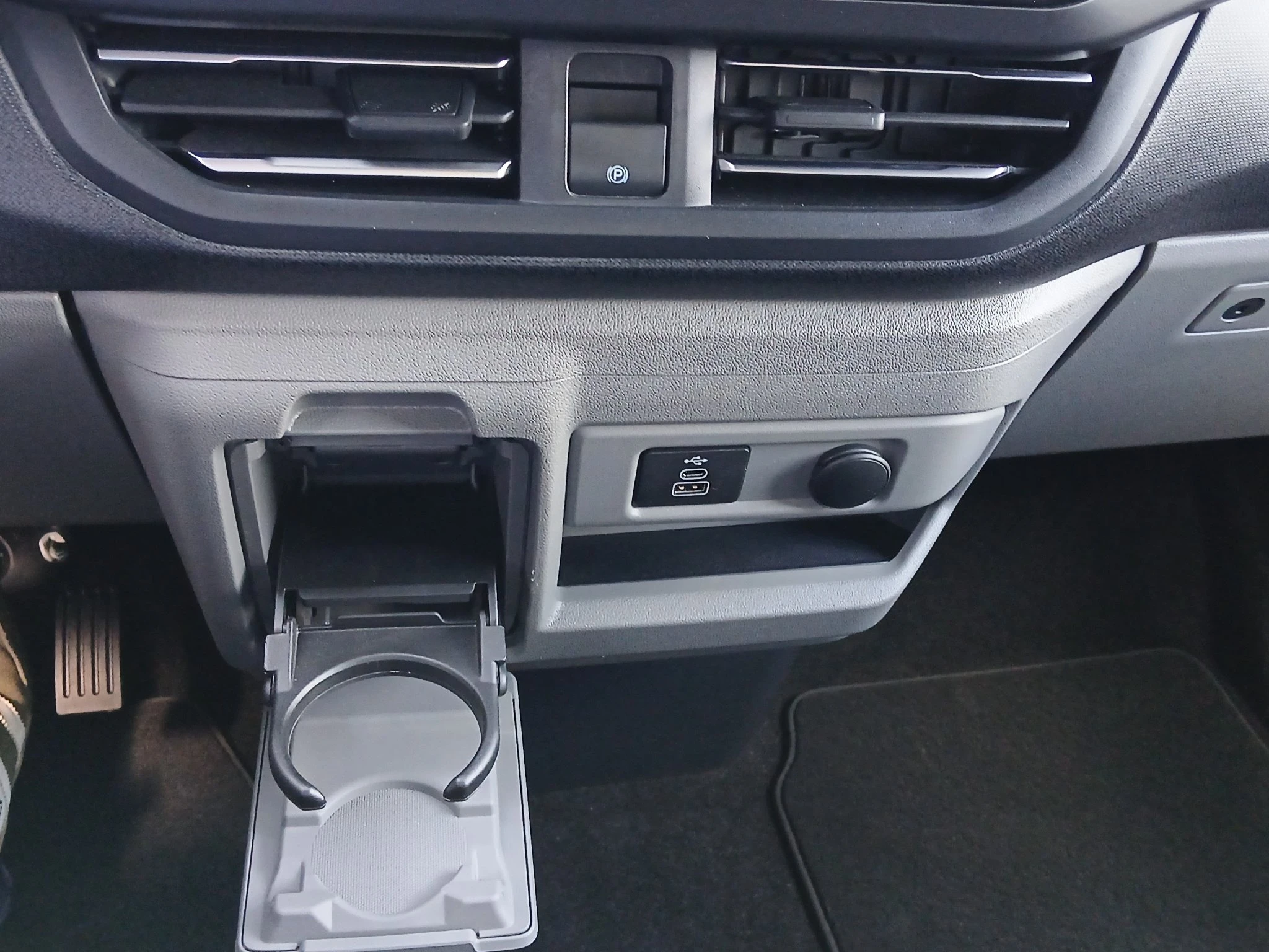 Ford-Tourneo Custom-image-26