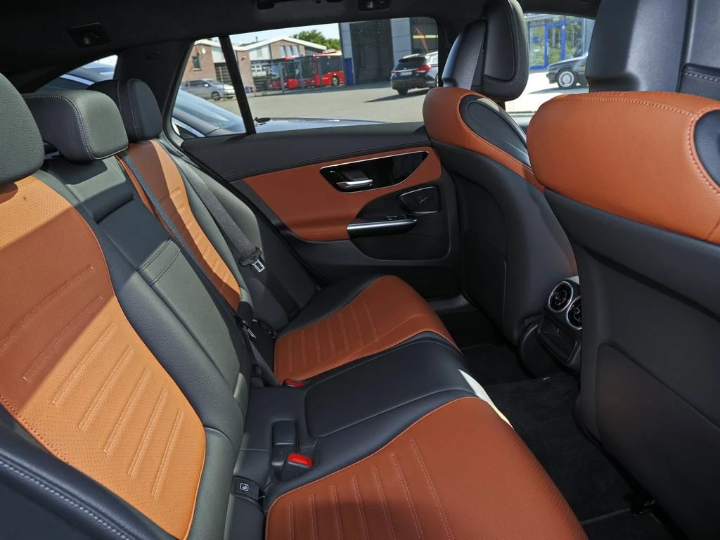 Mercedes-Benz-C-Klasse 300-image-13