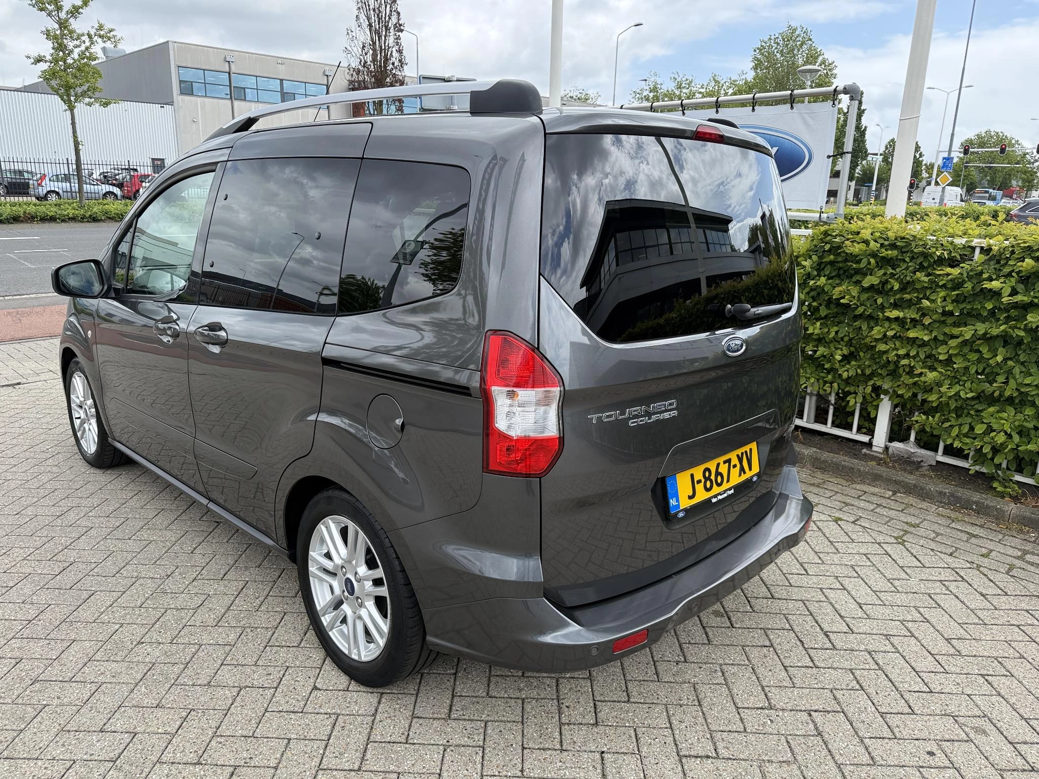 Ford Tourneo Courier 1.0 100pk Titanium