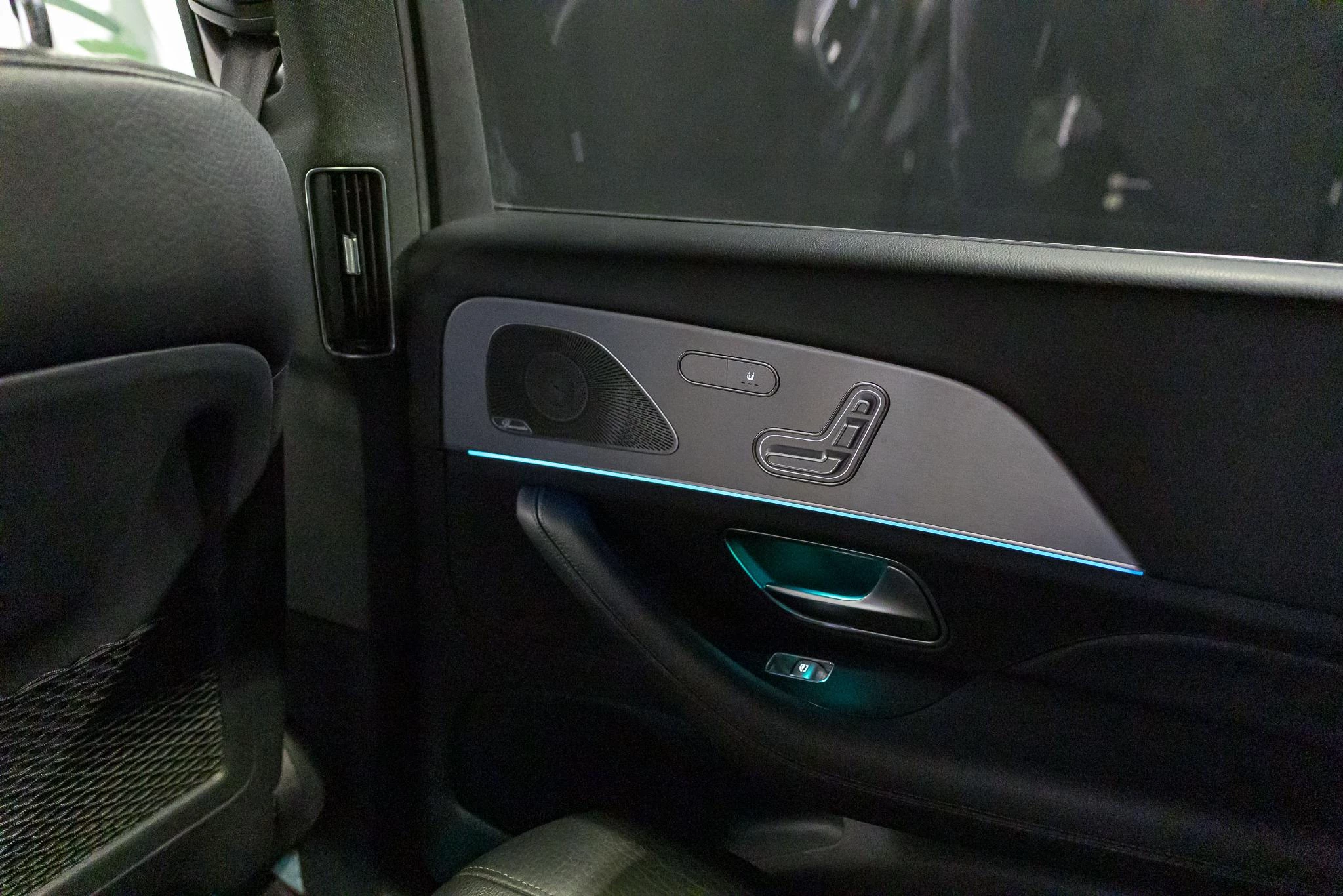 Mercedes-Benz-GLS-image-30