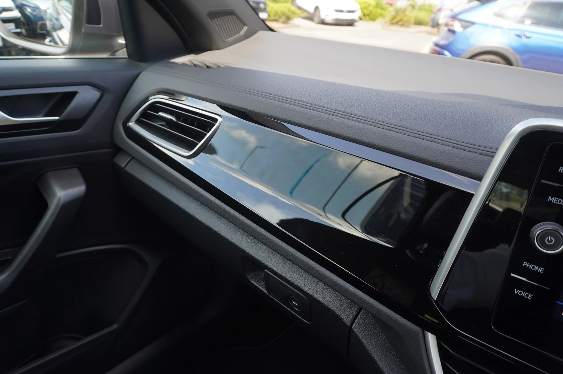 Volkswagen-T-Roc-image-36