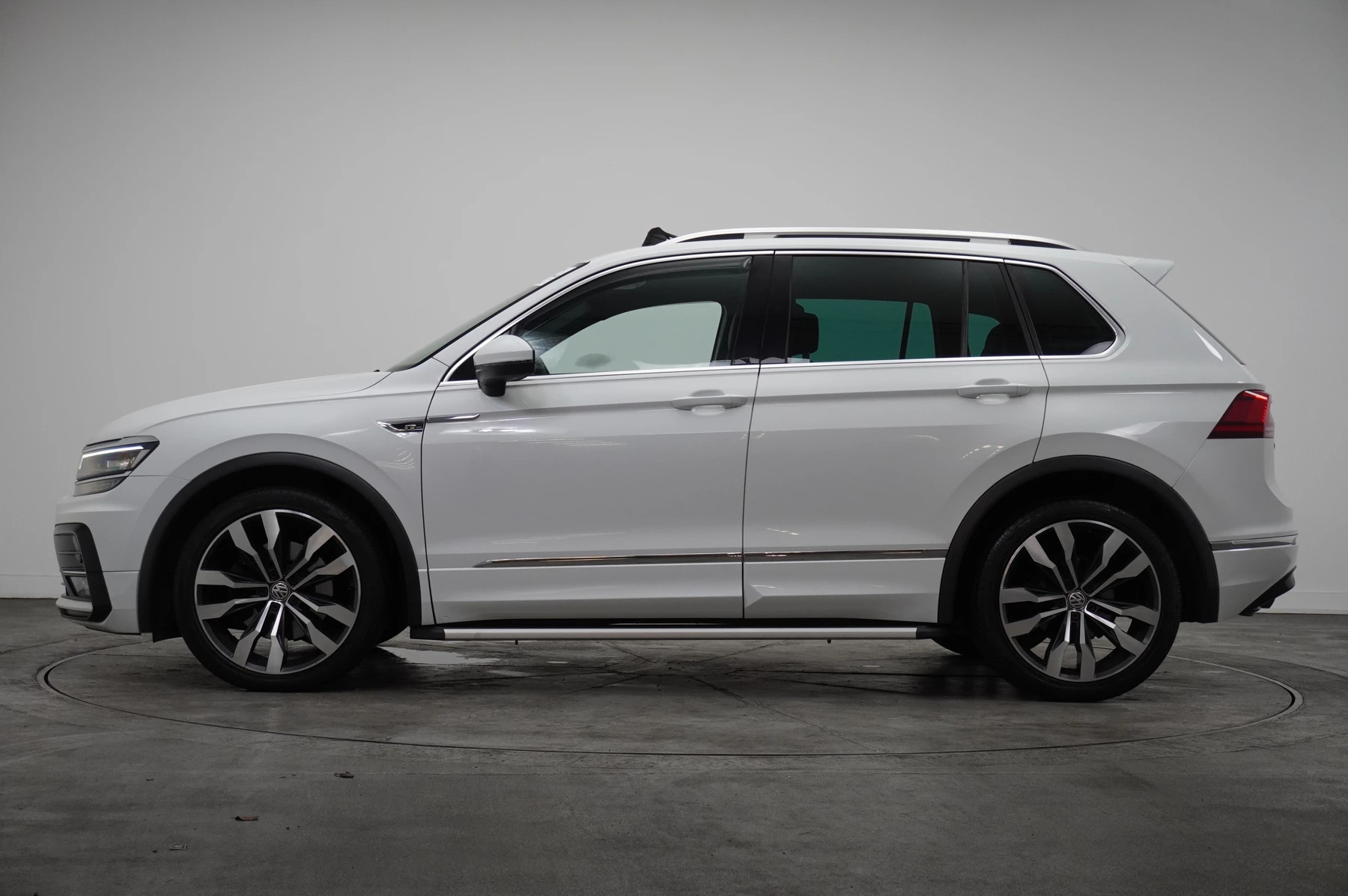 Volkswagen-Tiguan-image-17