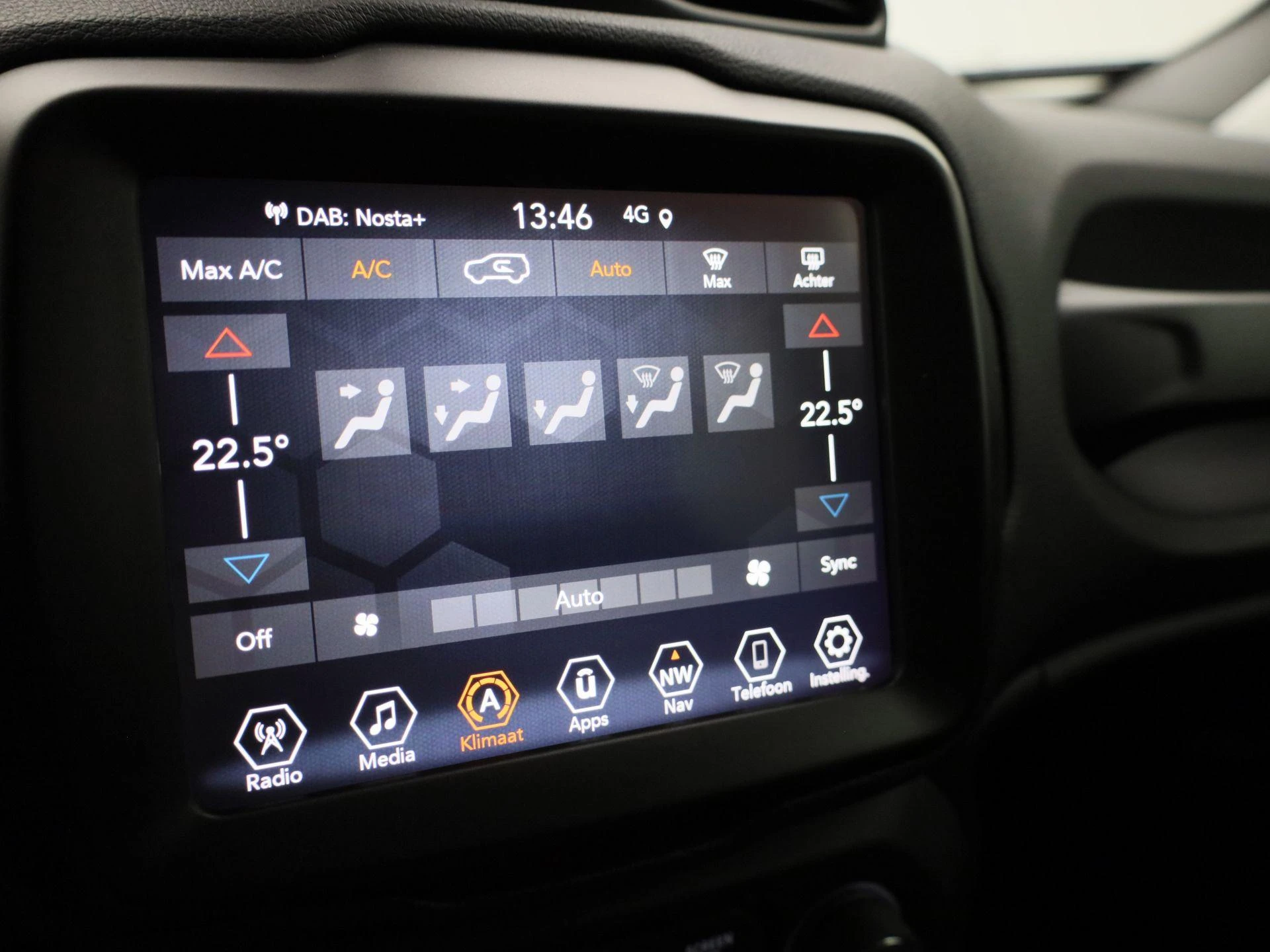 Jeep-Renegade-image-21