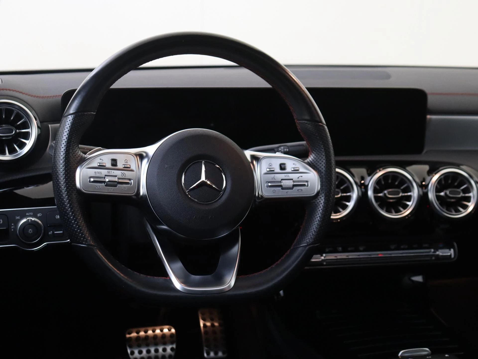 Mercedes-Benz-CLA-image-9