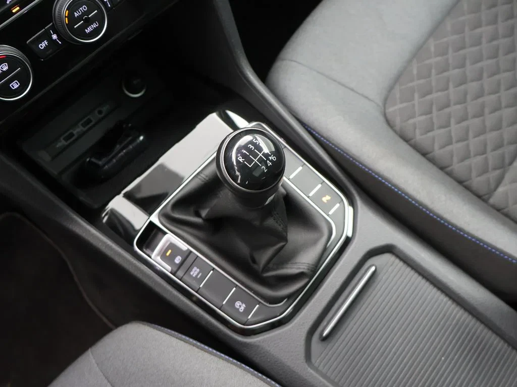 Volkswagen-Golf Sportsvan-image-15