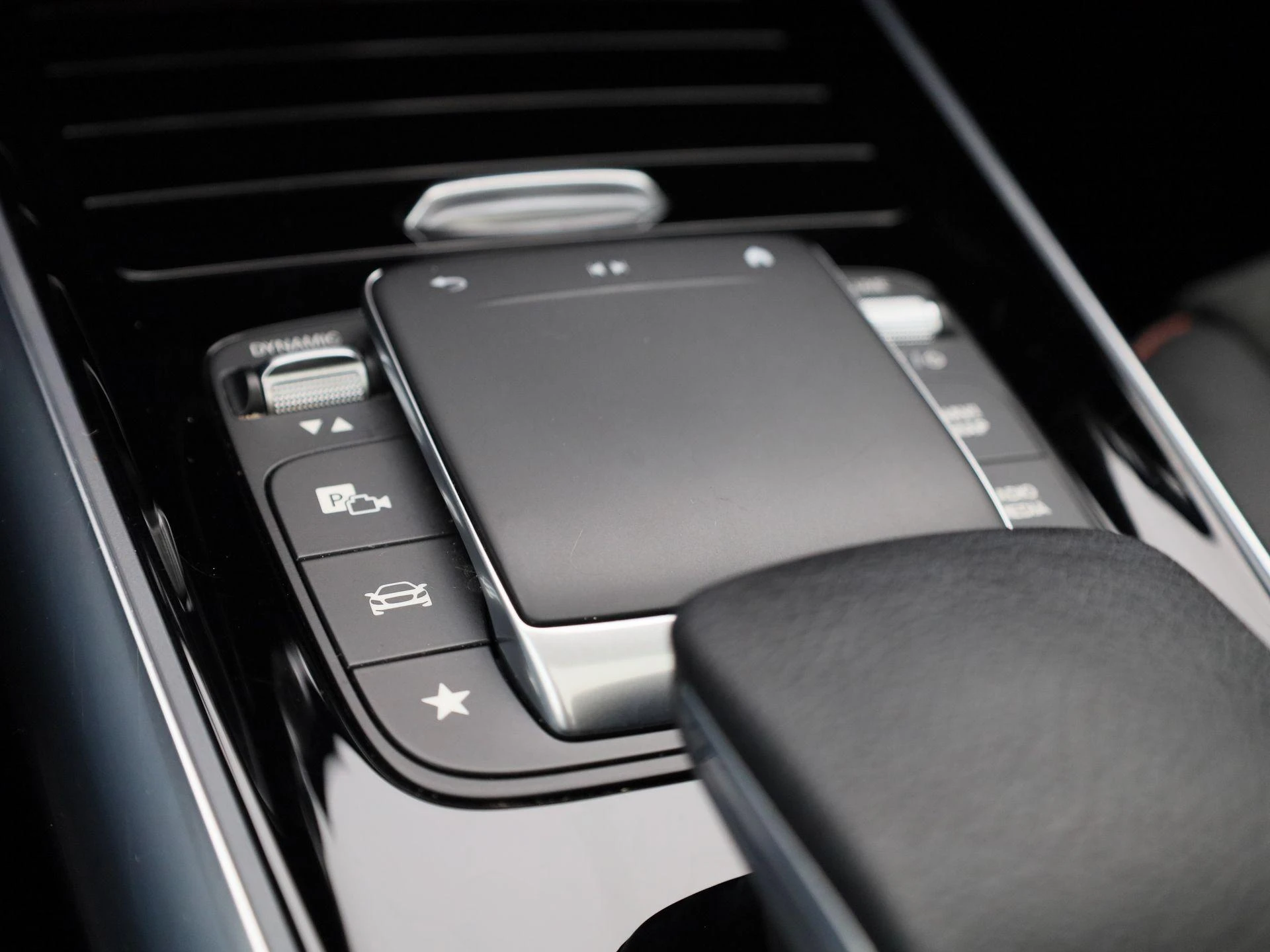 Mercedes-Benz-GLA-image-19