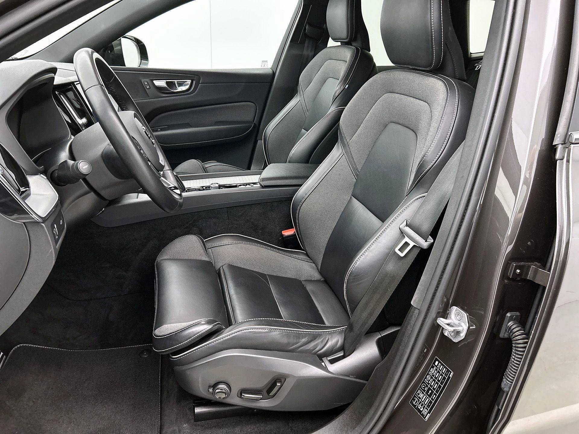 Volvo XC60 2.0 B4 R-Design