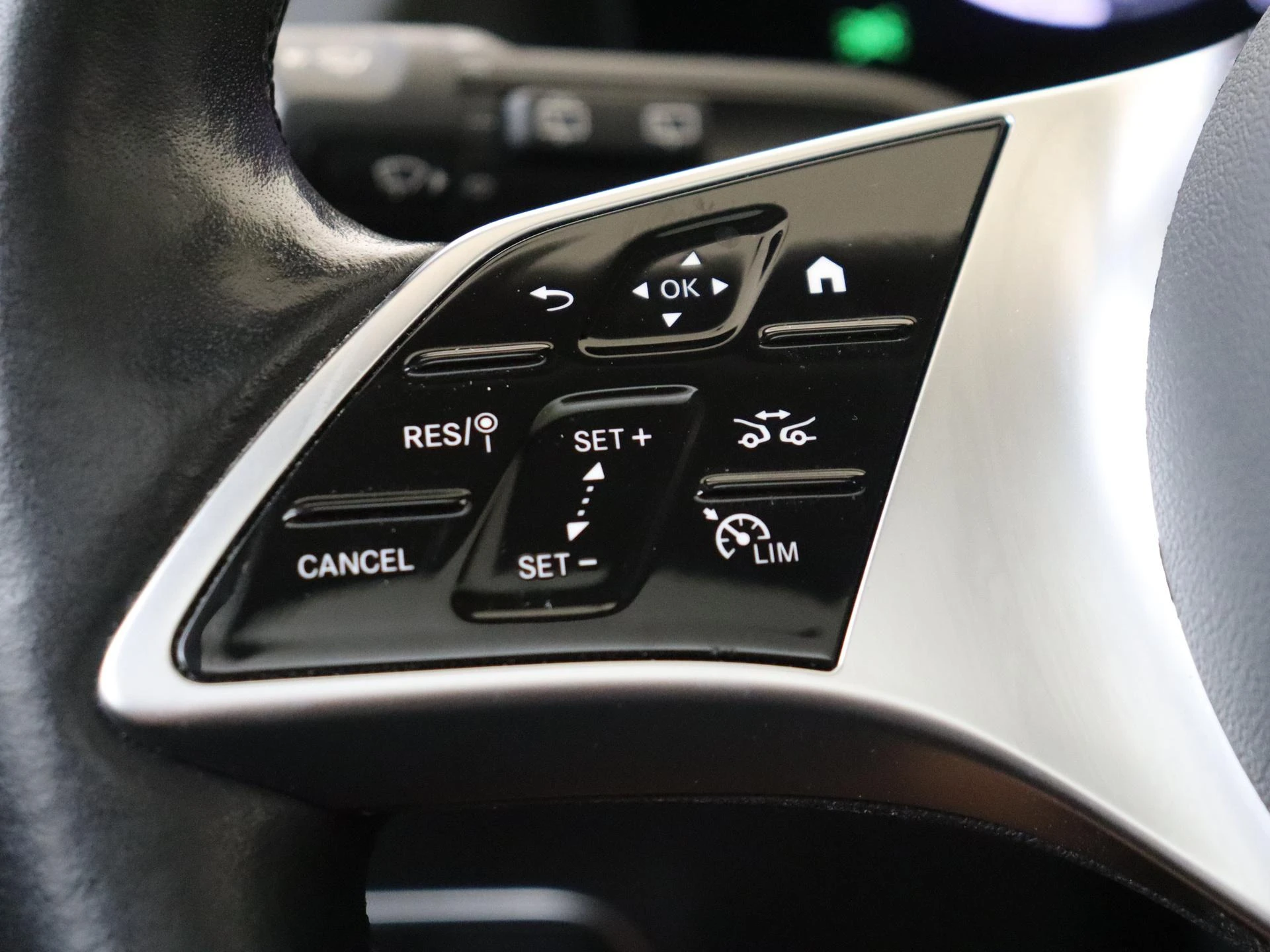 Mercedes-Benz-GLA-image-11